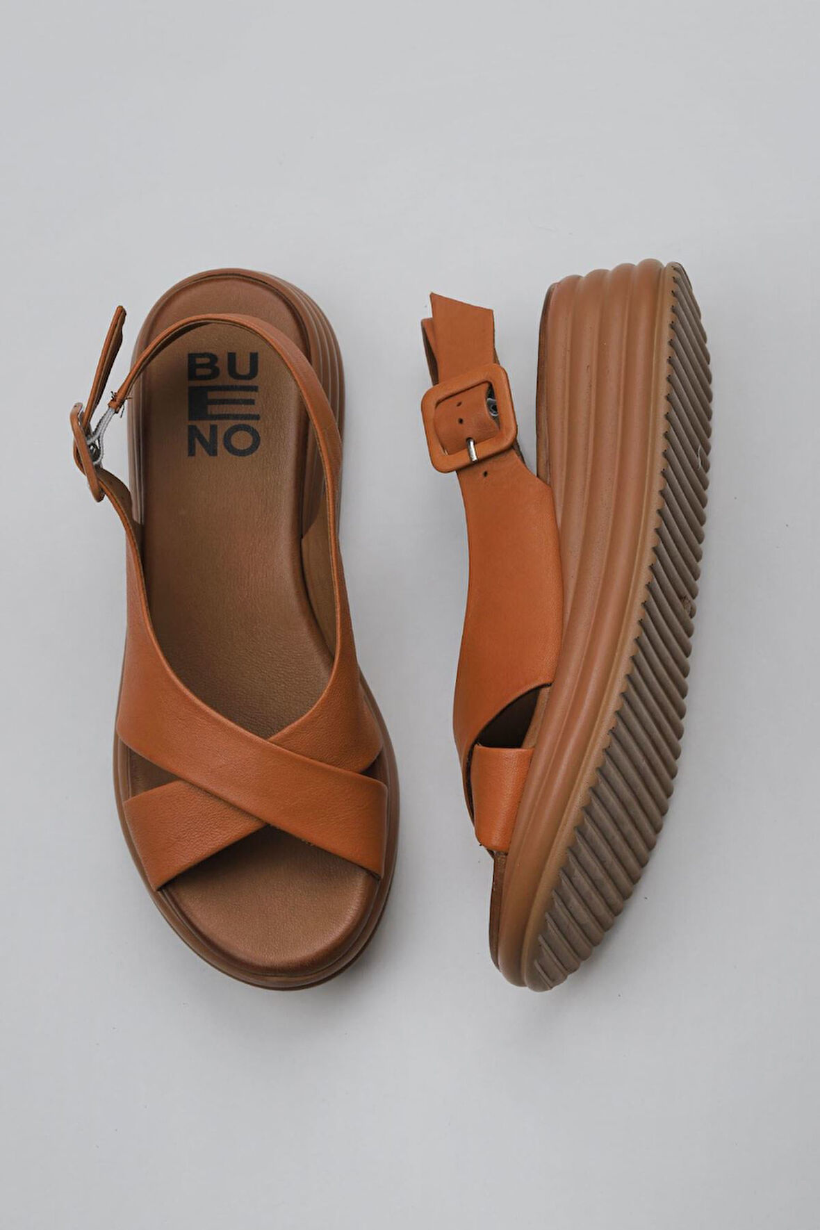 Bueno Shoes Taba Deri Kadın Dolgu Topuklu Sandalet 01wy5701