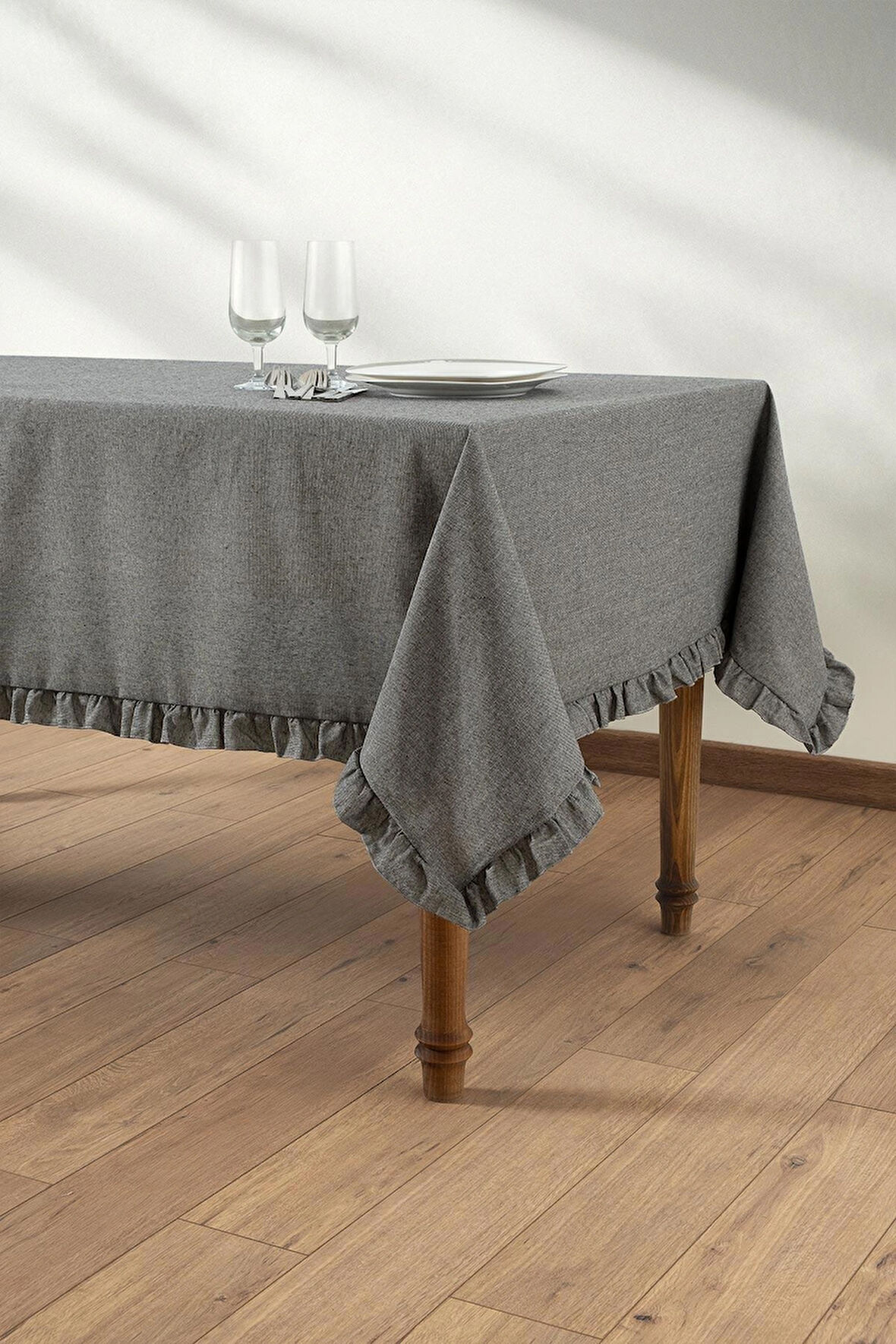 Selendi Fırfırlı Masa Örtüsü Siyah