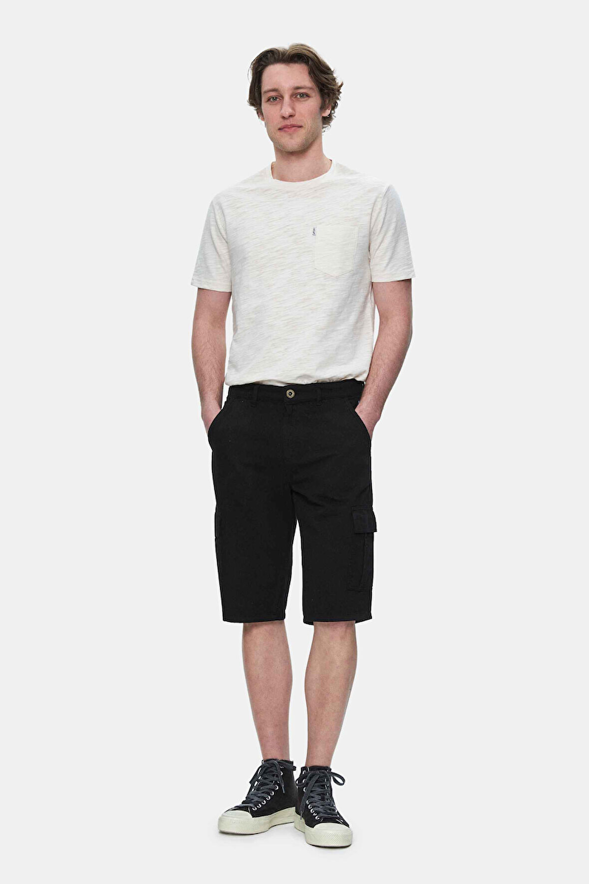 BLEWIN Siyah Kargo Cepli Gabardin Nakışlı Standard Fit Erkek Şort