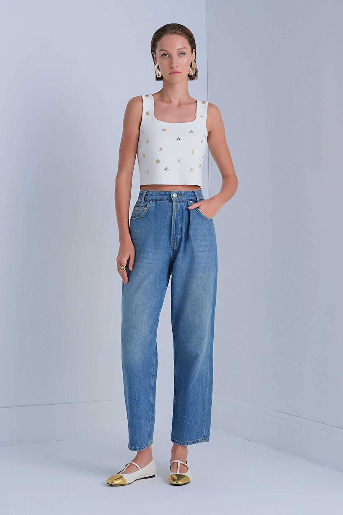 Gold Aksesuarlı Kare Yaka Ekru Crop Top