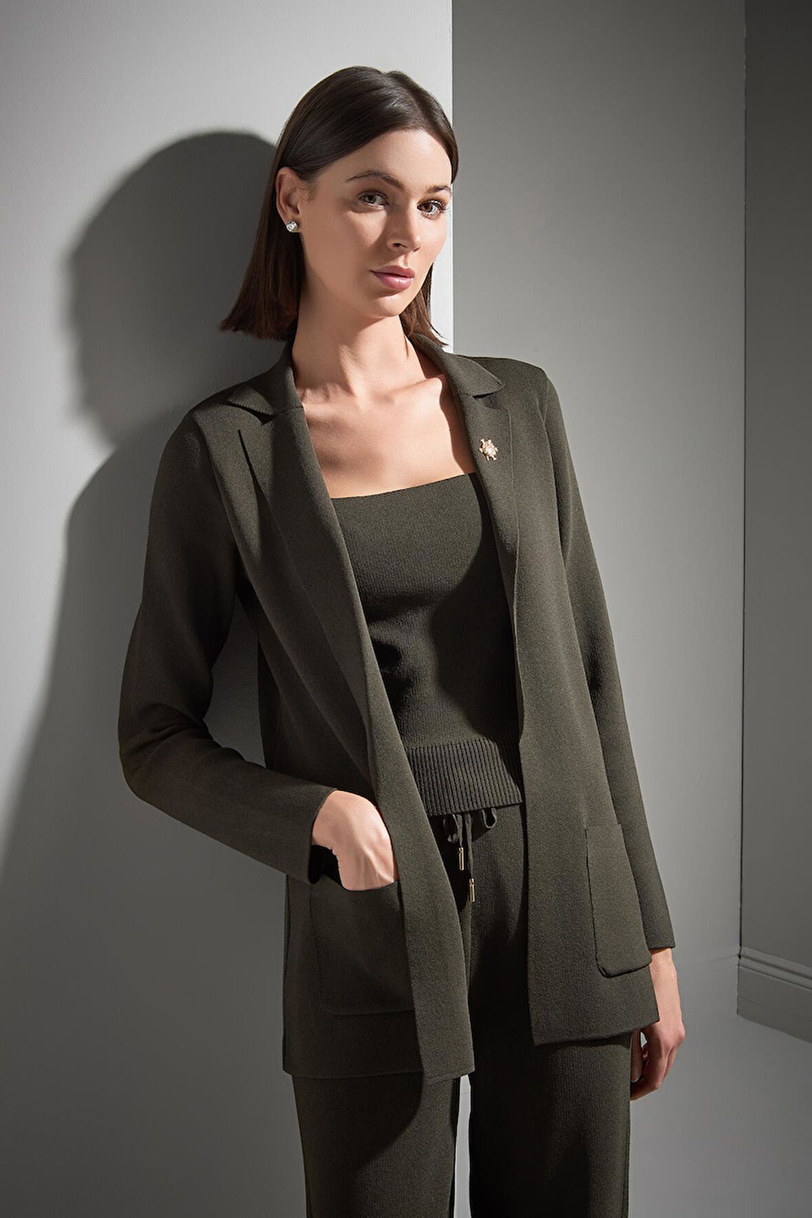 Atkı ve Broş Detaylı Bol Kesim Triko Blazer Ceket
