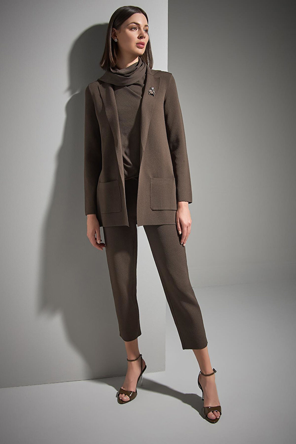 Atkı ve Broş Detaylı Bol Kesim Triko Blazer Ceket
