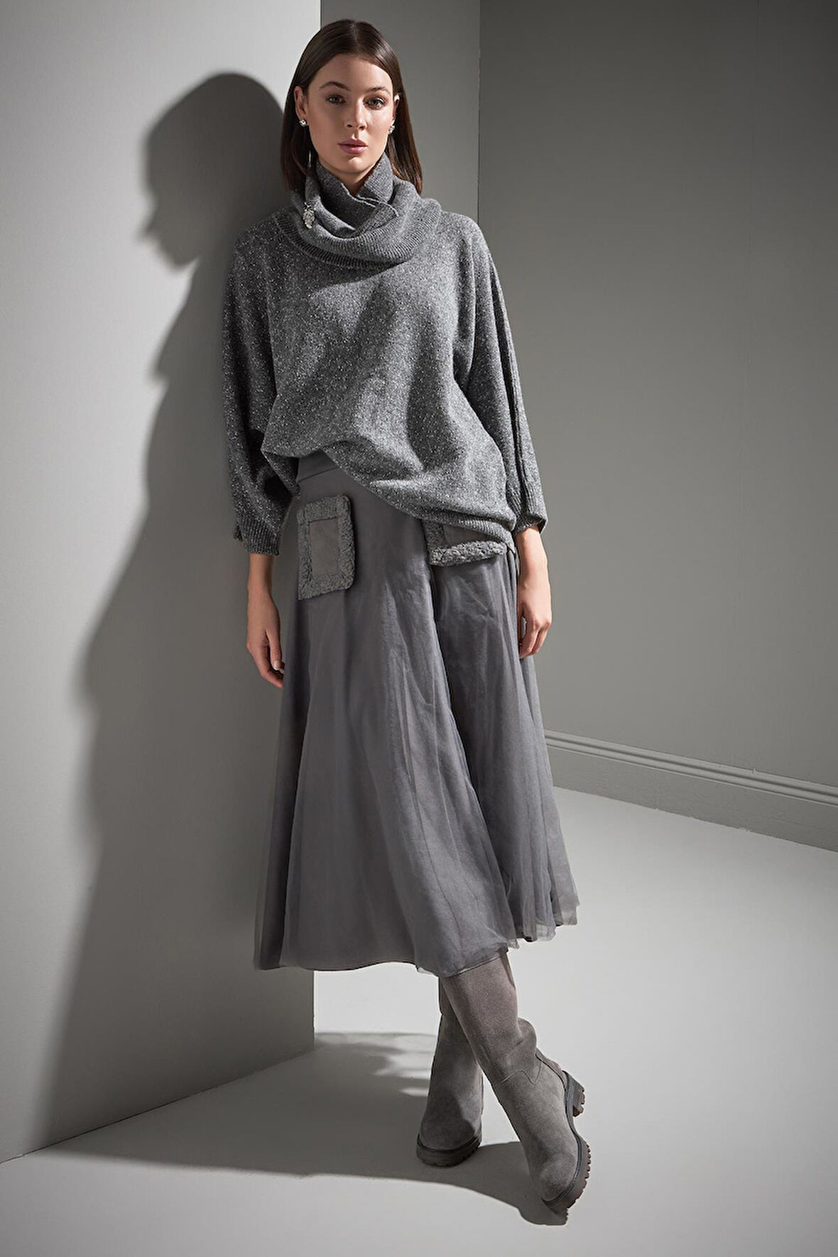 Broş Detaylı Fonksiyonel Yaka Gri Triko Kazak