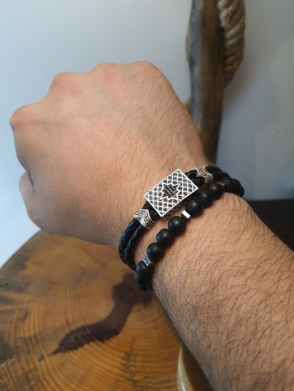 JTAW25BLK1609 HAKİKİ DERİ ZİRKON TAŞLI ALAŞIMLI METAL MIKNATIS KAPAMA ile ONYX ve HEMATİT DOĞALTAŞ ESNEK KOMBİN SİYAH GARANTİLİ HEDİYE KUTULU JANTİ BİLEKLİK