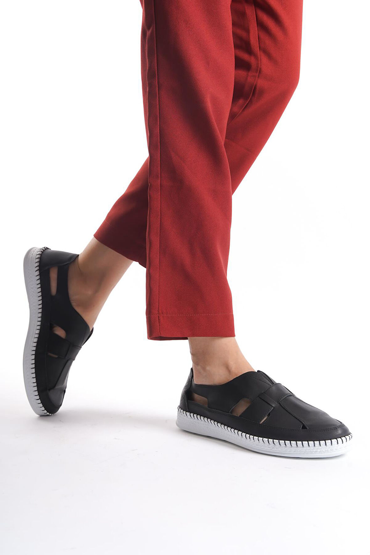 Kadın Hakiki Deri Siyah Beyaz Dikiş Detaylı Yanları Açık Slip On Rahat Taban Günlük Sandalet
