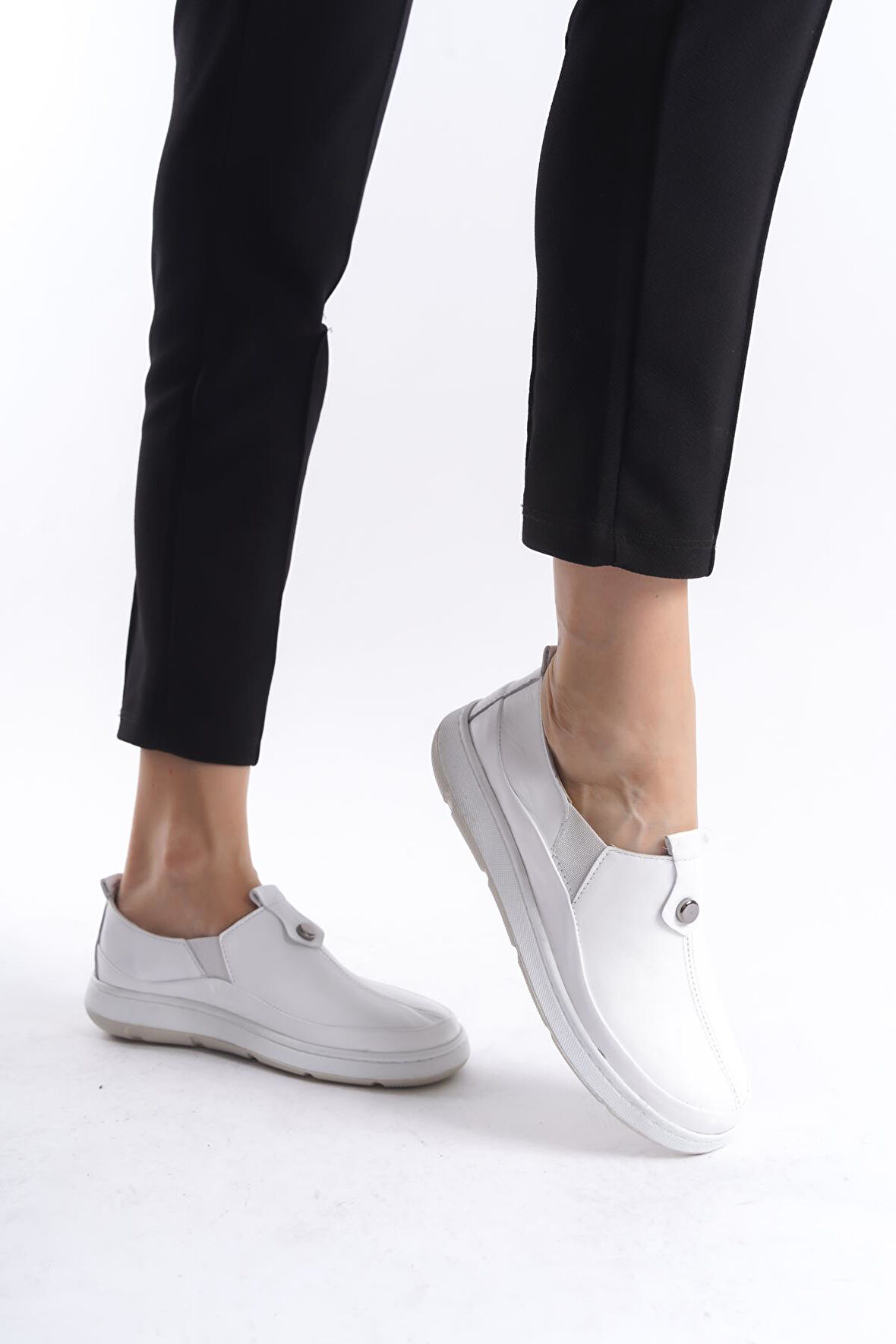 Kadın Hakiki Deri Rahat Günlük Ayakkabı Yanı Lastikli Düğme Detaylı Tam Kalıp Ayakkabı