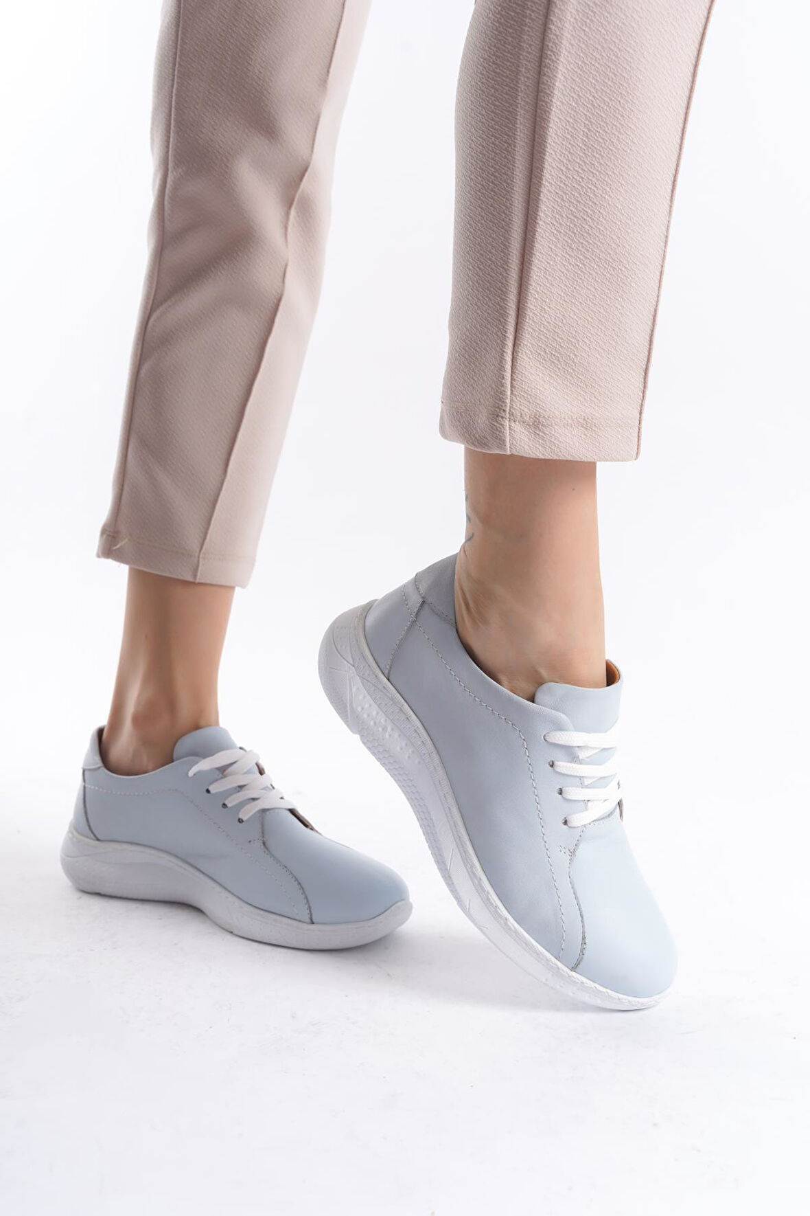 Kadın Hakiki Deri Sneaker Bağcıklı Esnek Taban Yuvarlak Burun Günlük Spor Ayakkabı