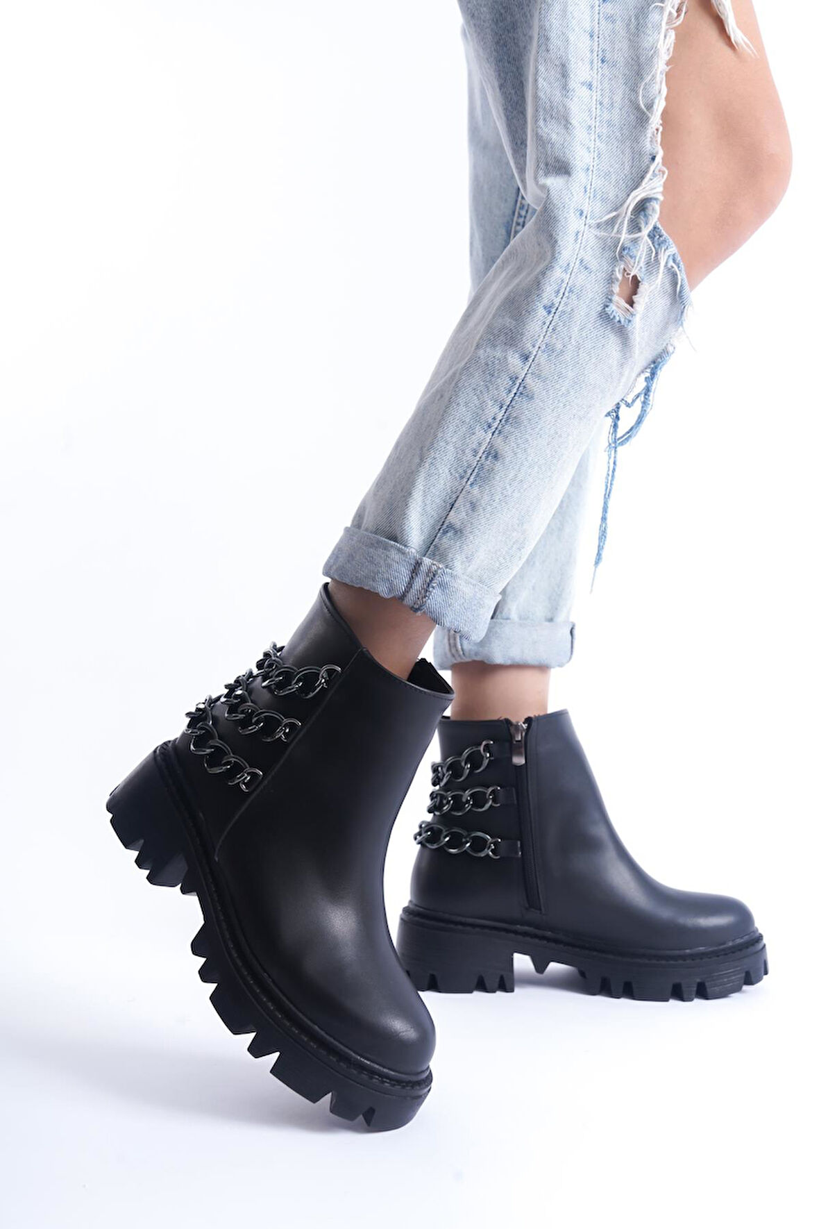 Kadın Zincir Detaylı Fermuarlı Kalın Taban Günlük Bot