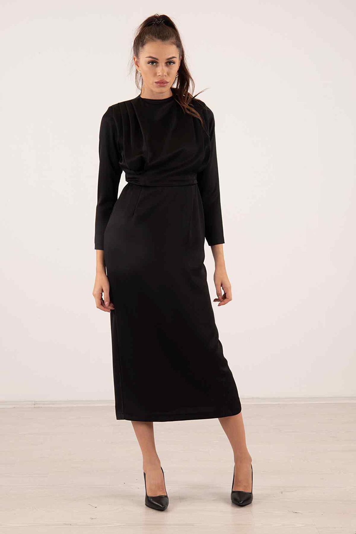 Siyah Üzeri Pilise Detaylı Saten Tesettür Abiye Elbise 6502300.01