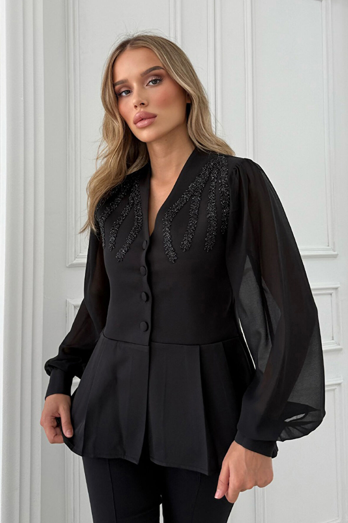 Siyah Önü 4 Düğme Detaylı Taş İşlemeli Bluz 4202891.01