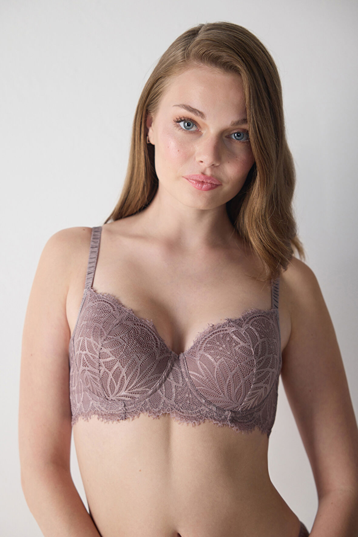 Dantelli Ekstra Dolgulu Süngerli Sütyen