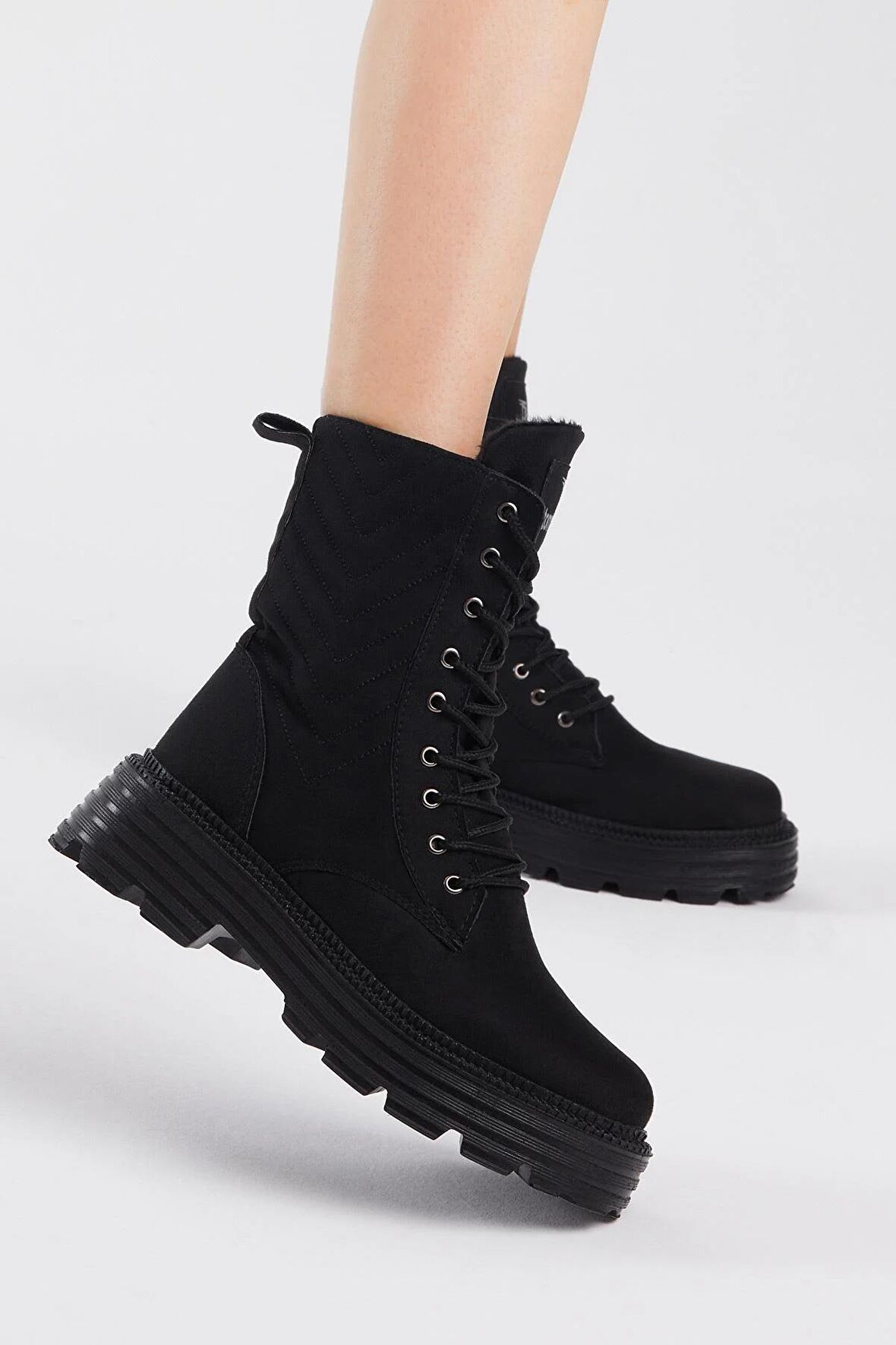 Tonny Black Kadın Siyah Süet Desenli Rahat Kalıp Bağcıklı Bot