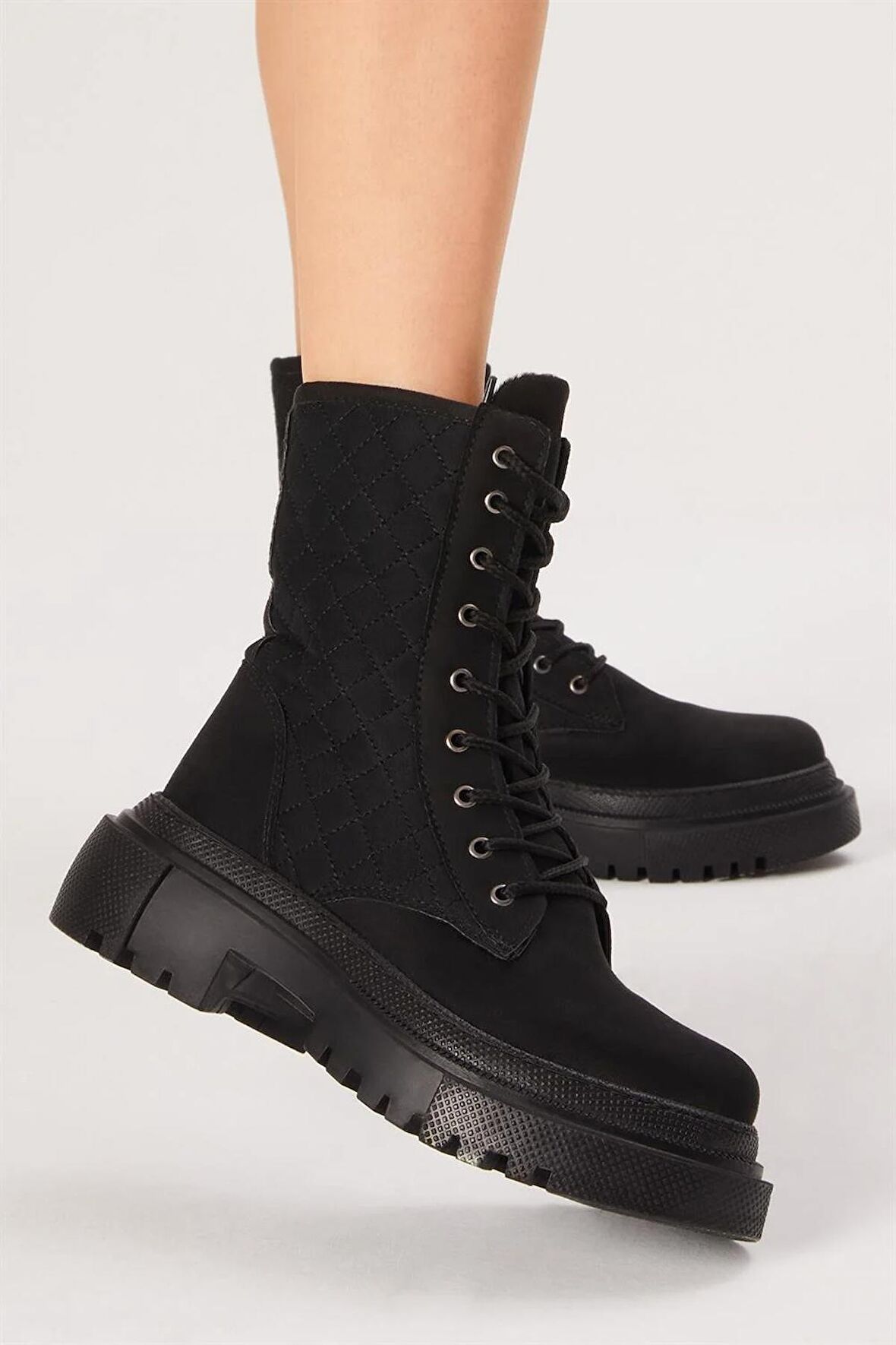 Tonny Black Kadın Siyah Süet Kapitone Desenli Rahat Kalıp Bağcıklı Uzun Bot