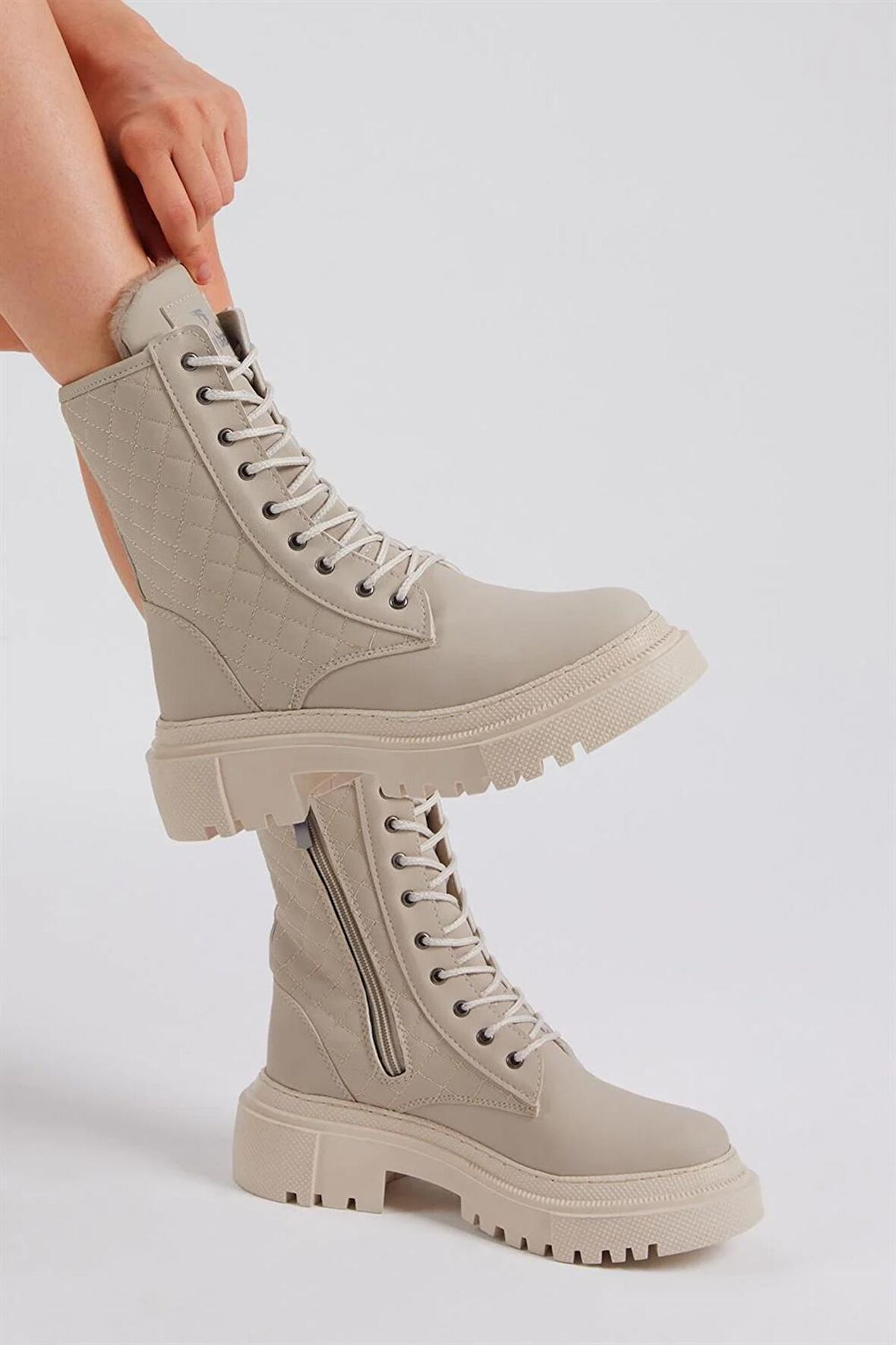 Tonny Black Kadın Krem Cilt Kapitone Desenli Rahat Kalıp Bağcıklı Uzun Bot