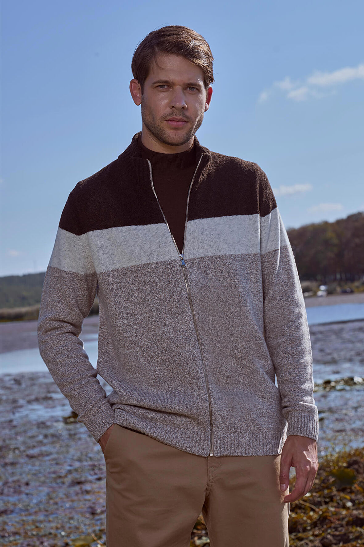 Dik Yaka Renkli Triko Hırka  - Sütlü Kahve