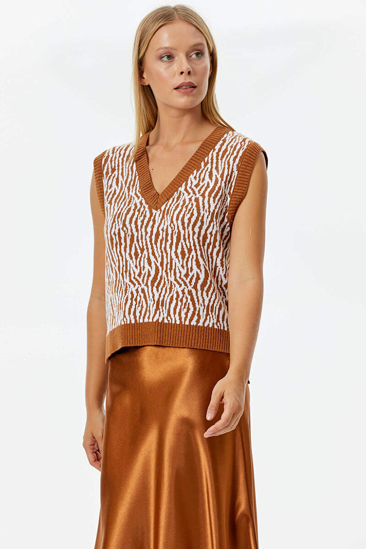 V Yaka Desenli Triko Süveter  - Kiremit