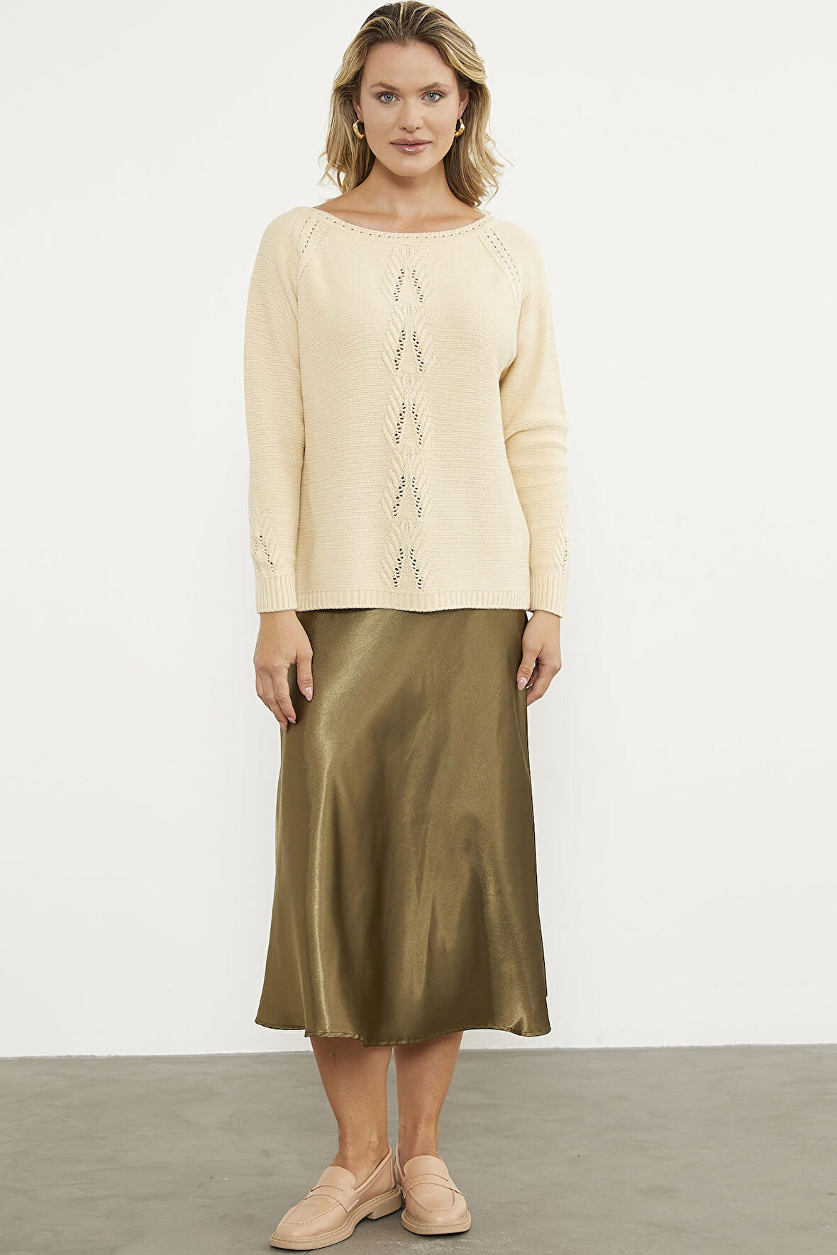 Kayık Yaka Motif Detaylı Triko Kazak - Kemik