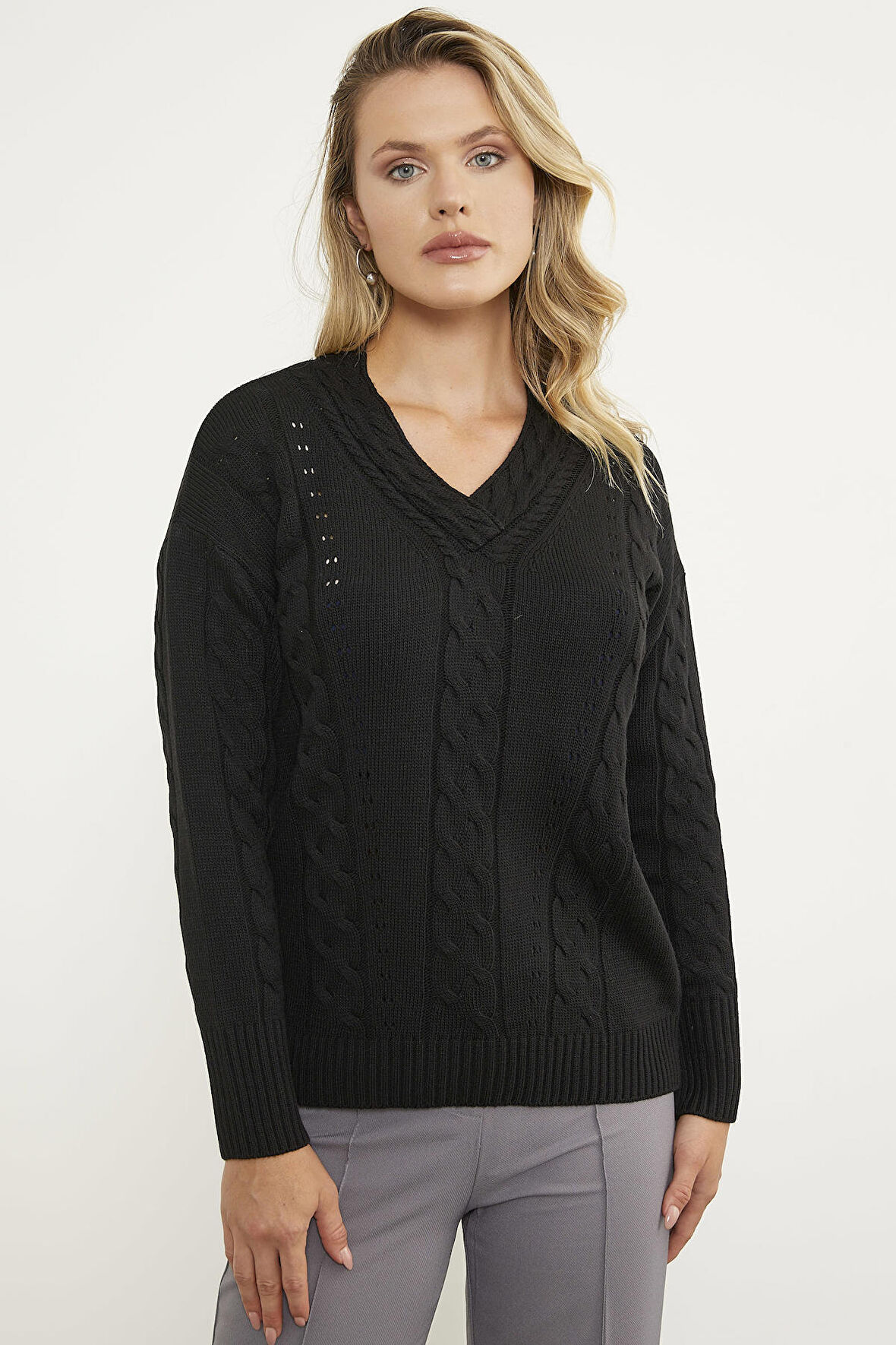 Saç Örgülü V Yaka Triko Kazak - Siyah