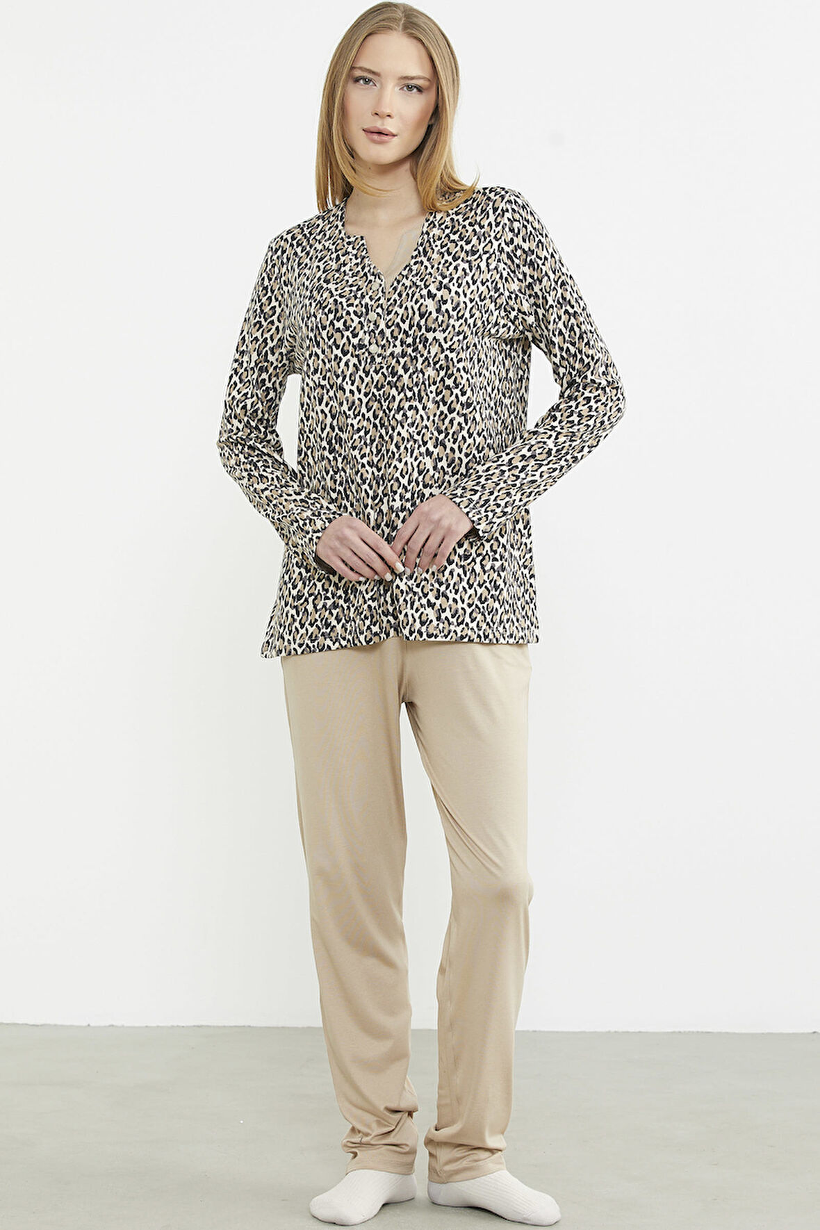 Yakası Düğmeli Leopar Kombinli Pijama Takım - Bej