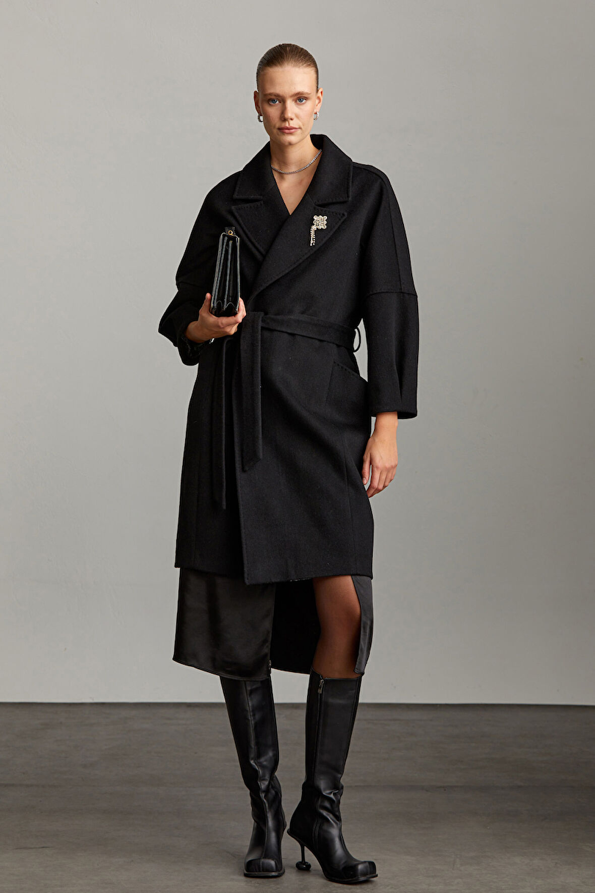 Saykı Woman Siyah Regular Fit Mono Yaka Yünlü Manto | L