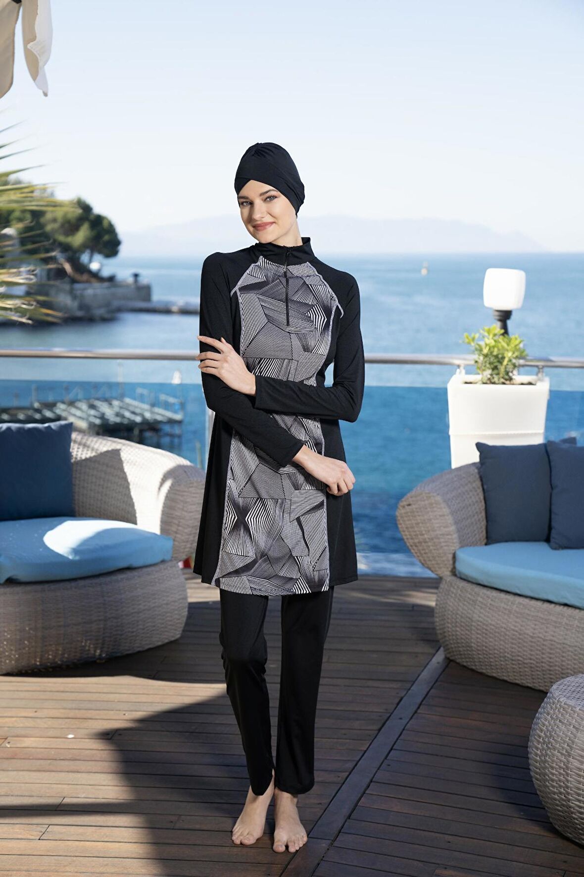 Estiva Kadın Tam Kapalı Yarım Fermuarlı Çizgi Desenli Tesettür Mayo Siyah