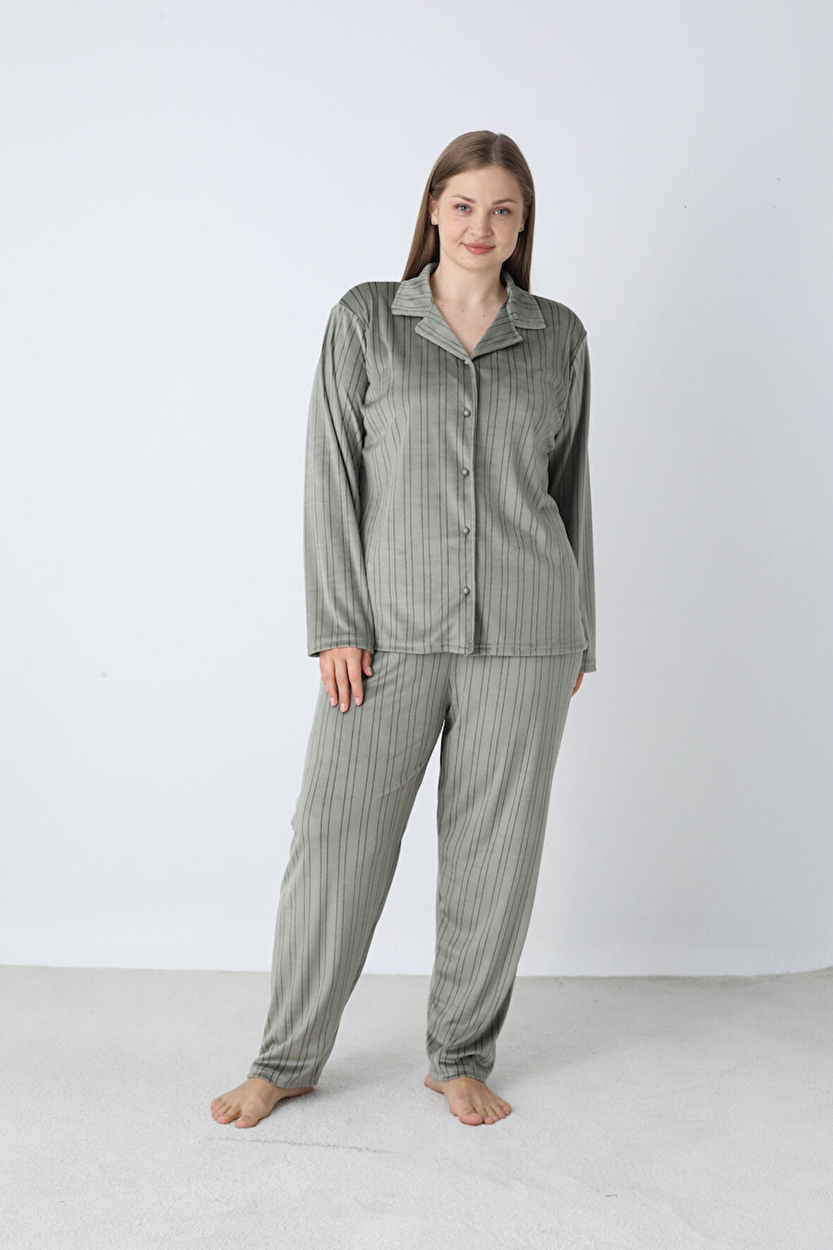 Kadın Kışlık Önden Düğmeli Çizgili Kadife Battal Pijama Takımı Yeşil