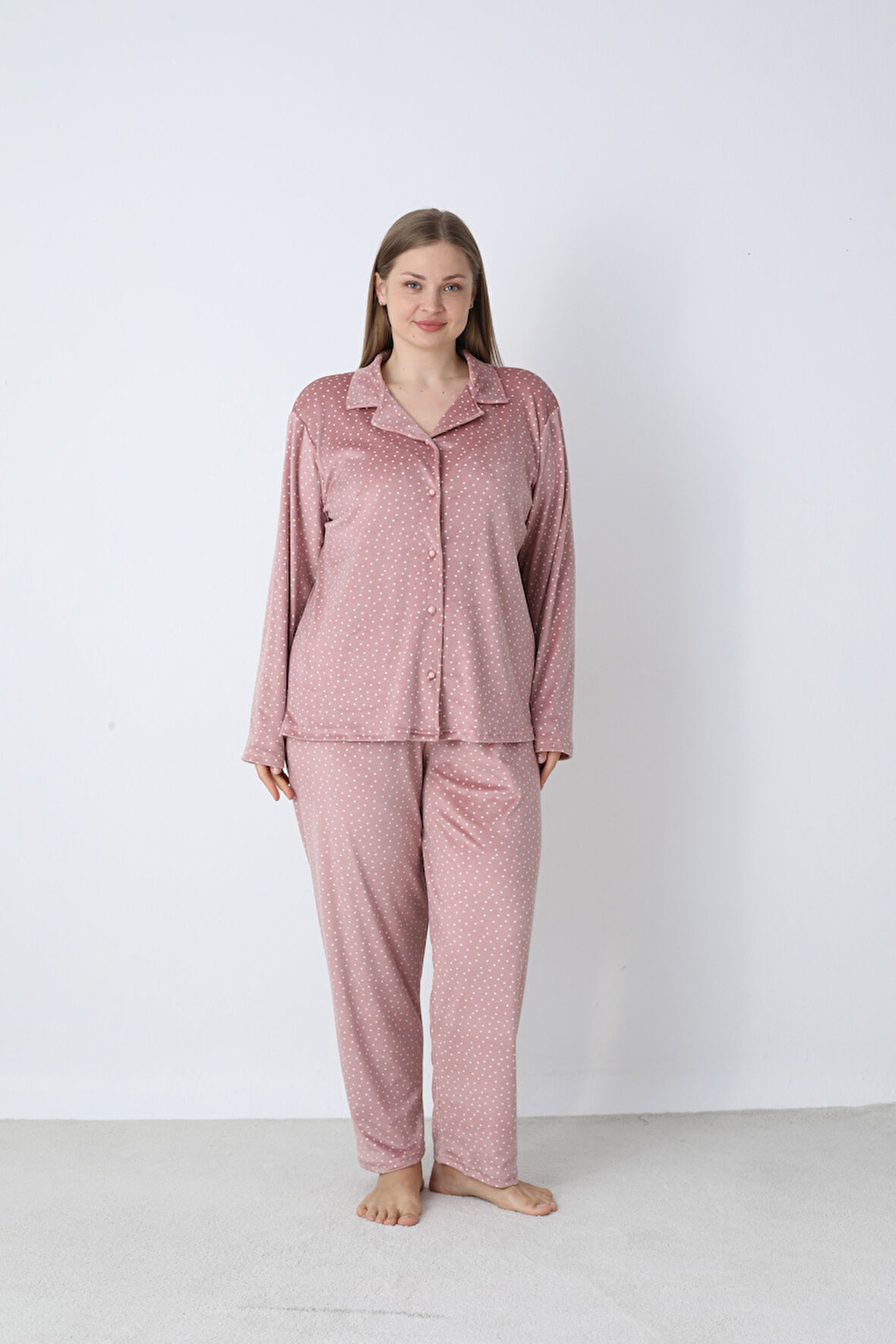 Kadın Kışlık Önden Düğmeli Puantiyeli Kadife Battal Pijama Takımı Pudra