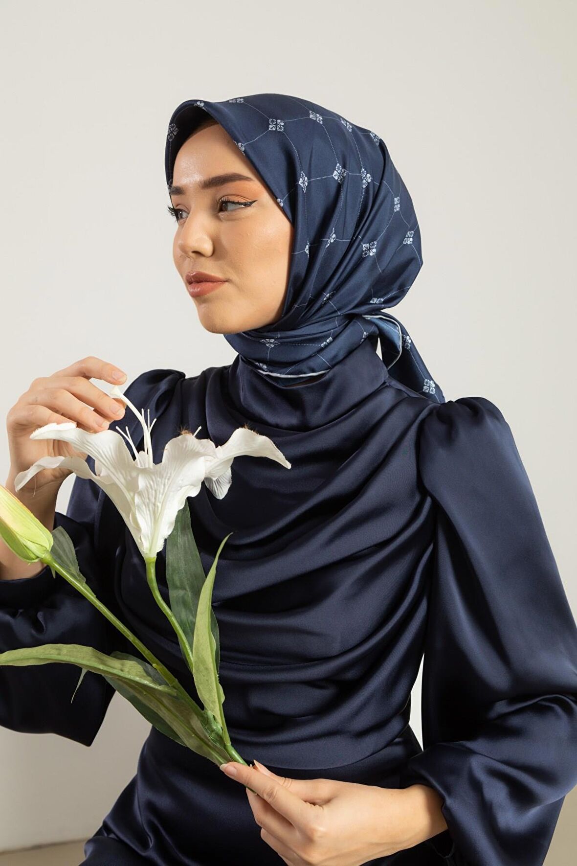 Silk Home Lacivert Desenli Tivil İpek Eşarp 11392-21
