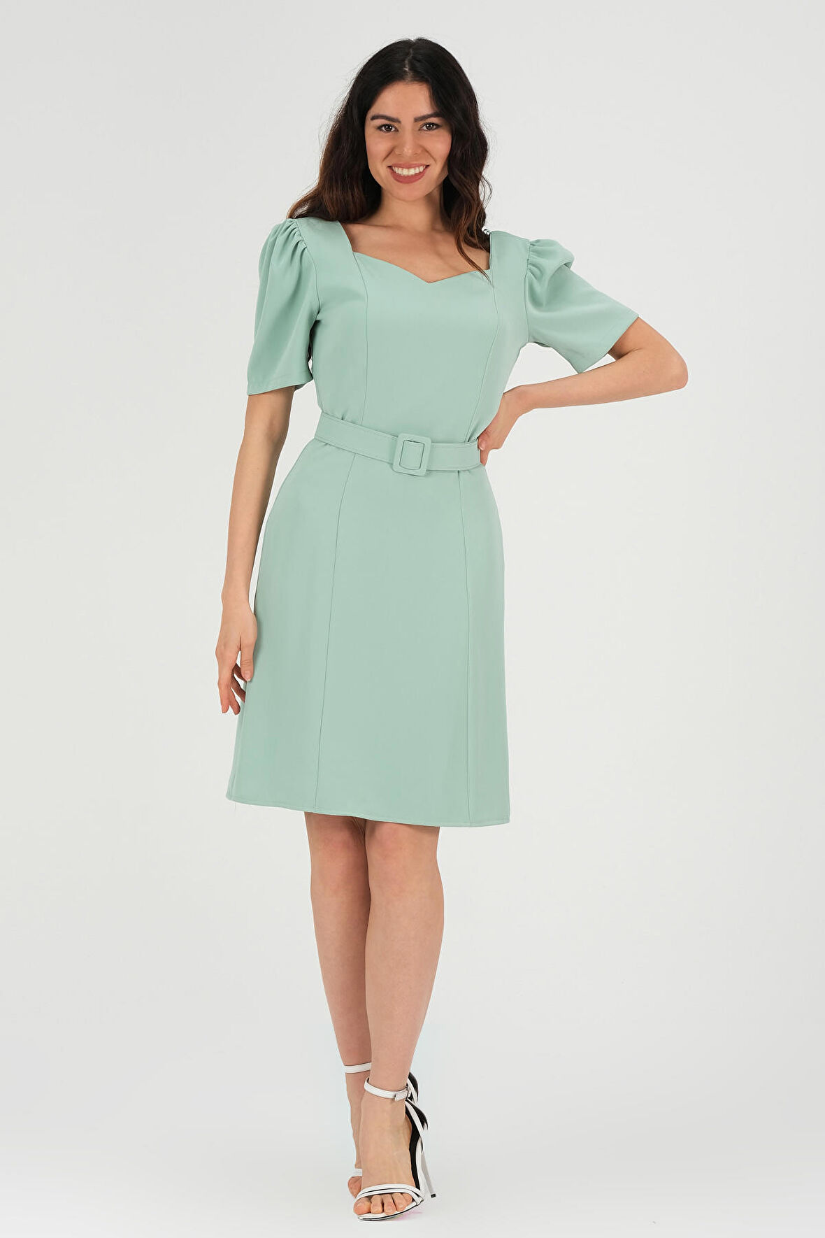 Kalp Yakalı Kemerli Elbise