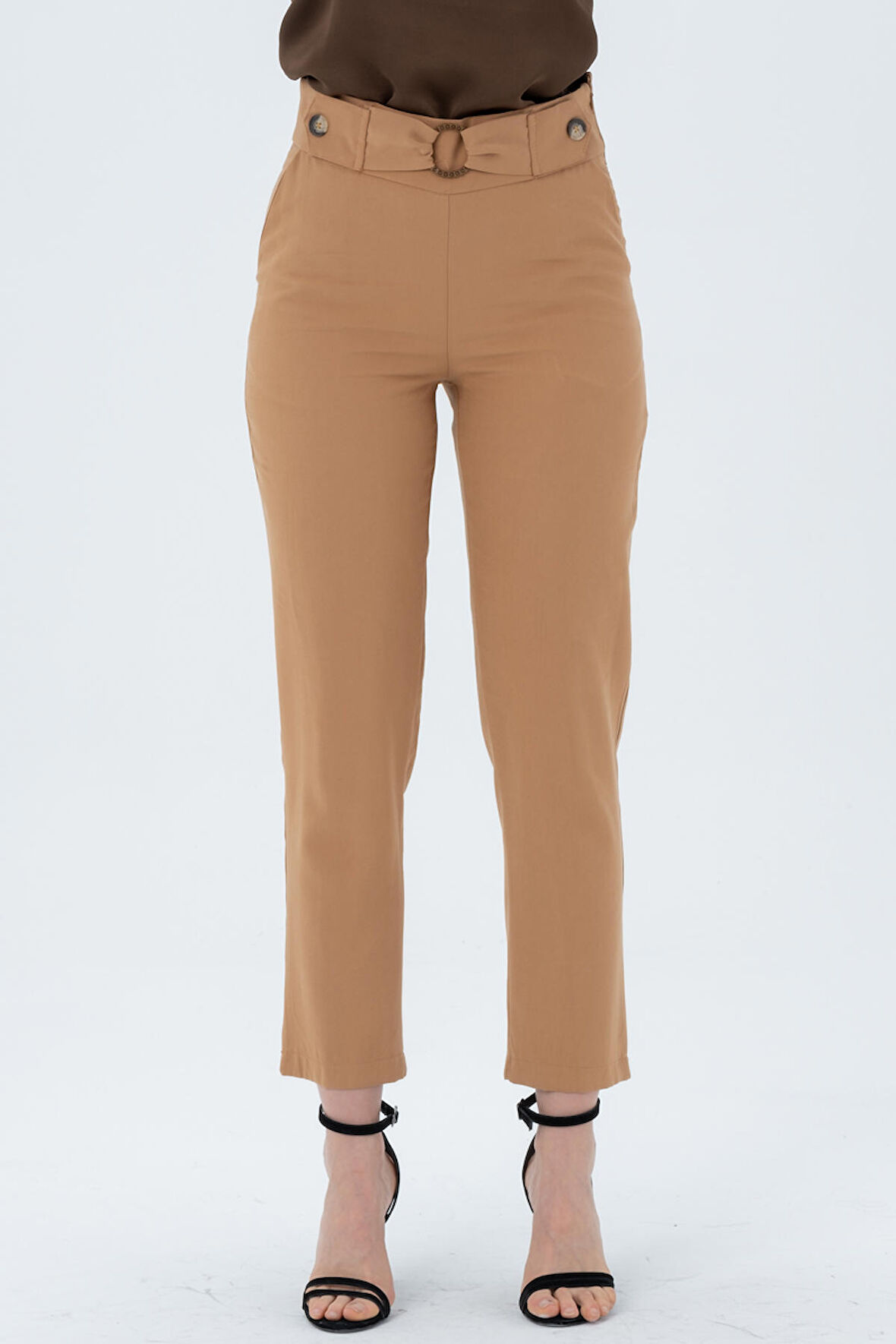 Beli Aksesuar Detaylı Pantolon