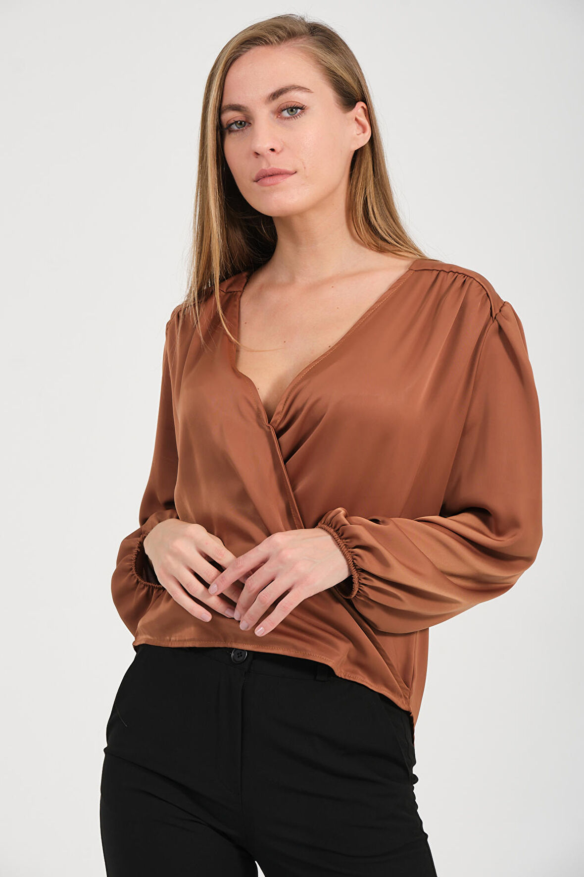 Kuruvaze Kapamalı Saten Bluz