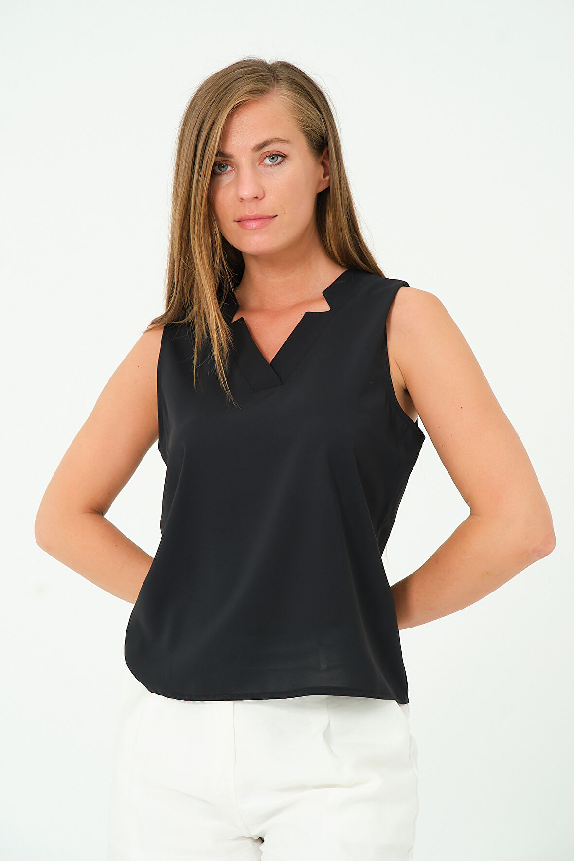 Kolsuz Basic Yaka Detaylı Bluz