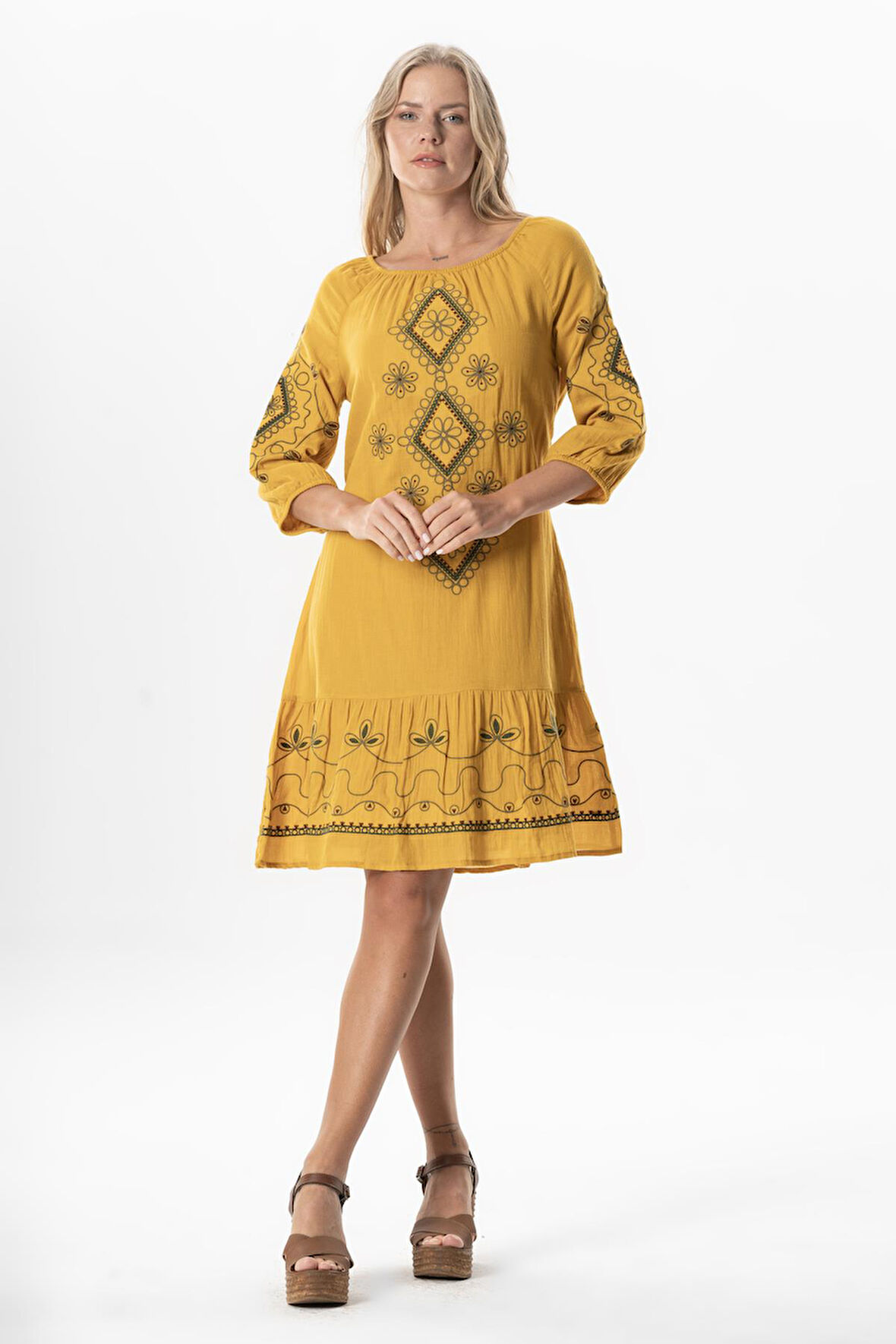 Yarım Kol Vual Yeşim Kemer Detaylı Nakışlı Kısa Yazlık Elbise Hardal Hrd