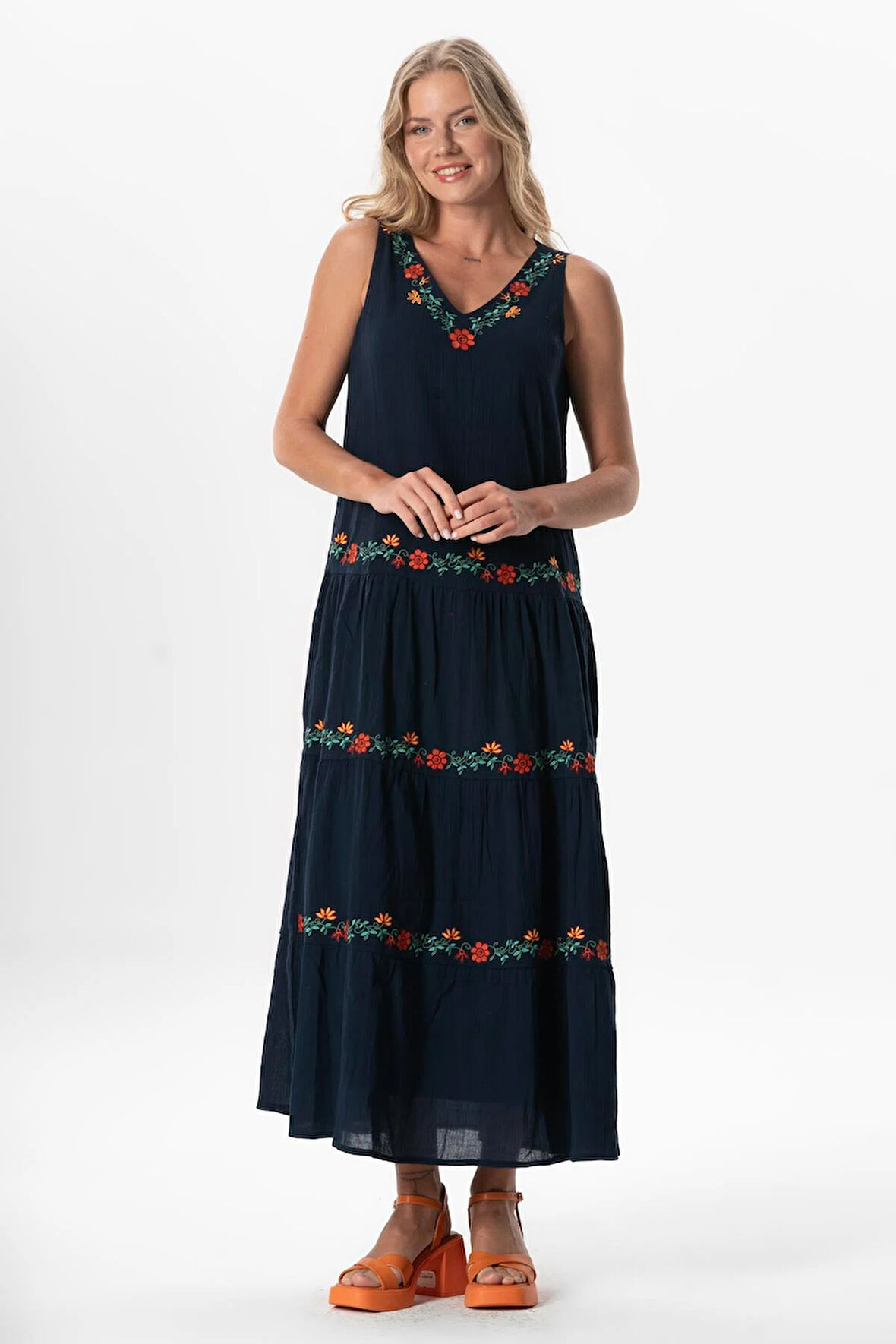 Kolsuz Şile Bezi Bahar V Yaka Nakışlı Uzun Yazlık Elbise Lacivert Lcvt