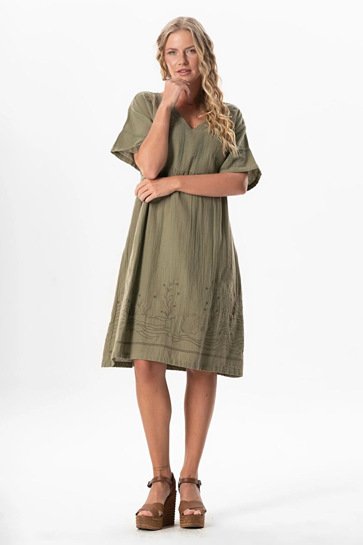 Kısa Kol V Yaka Alize Nakışlı Midi Boy Müslin Yazlık Elbise Haki Hk