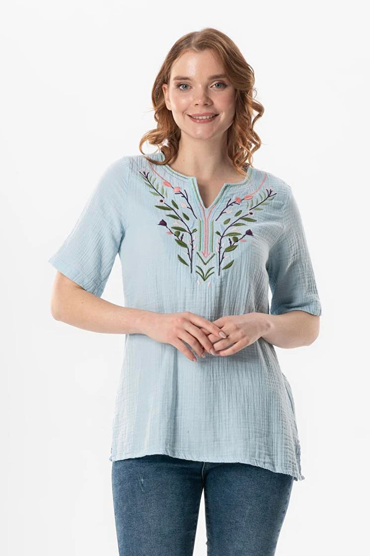 Kısa Kol Çiçek V Yaka Nakışlı Müslin Yazlık Bluz Buz Mavi Bmv