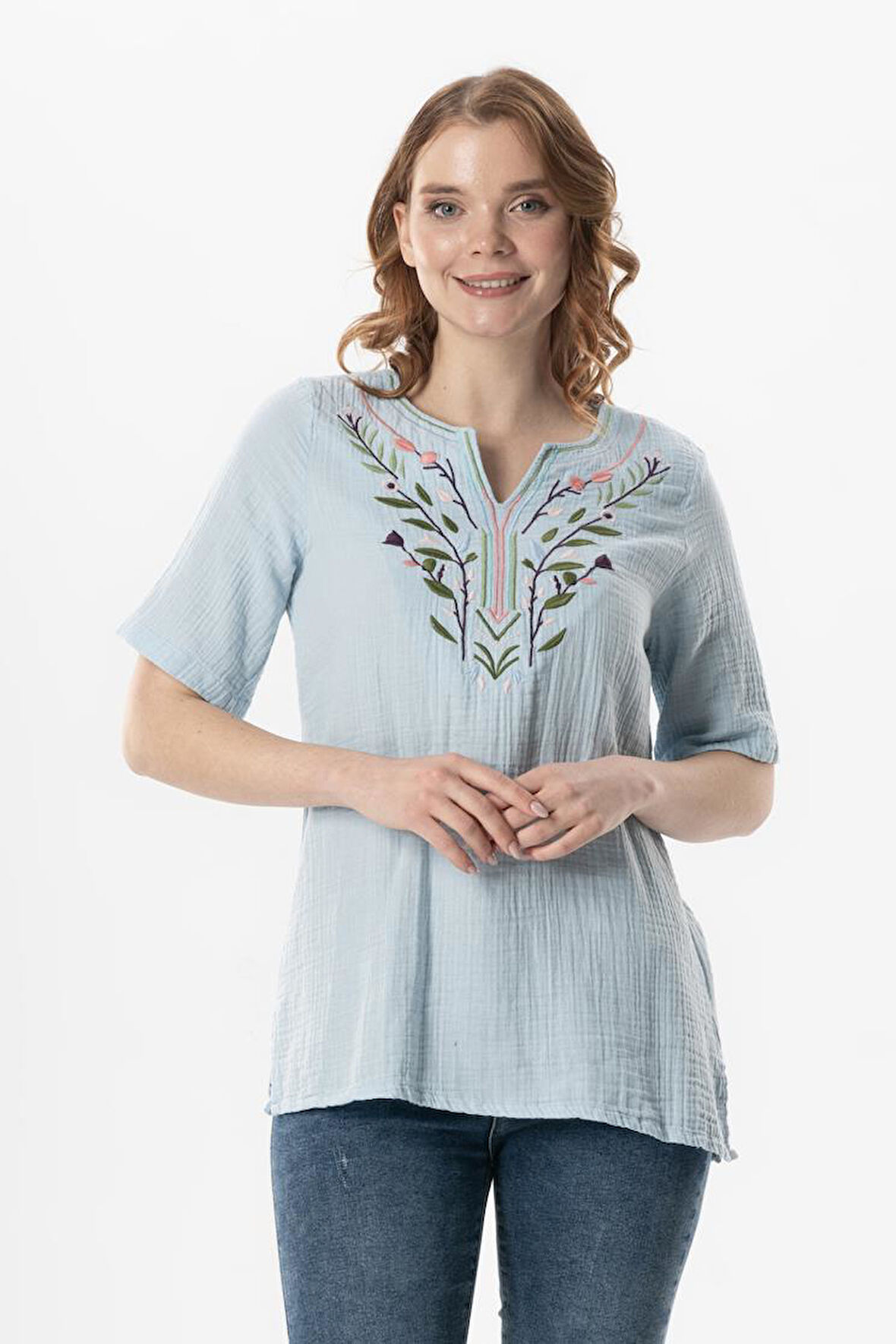 Kısa Kol Çiçek V Yaka Nakışlı Müslin Yazlık Bluz Buz Mavi Bmv