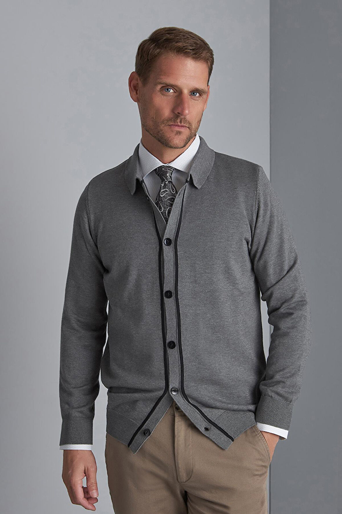 Gri Standart Fit Dar Kalıp Düğmeli Düz Uzun Kollu  Triko Hırka