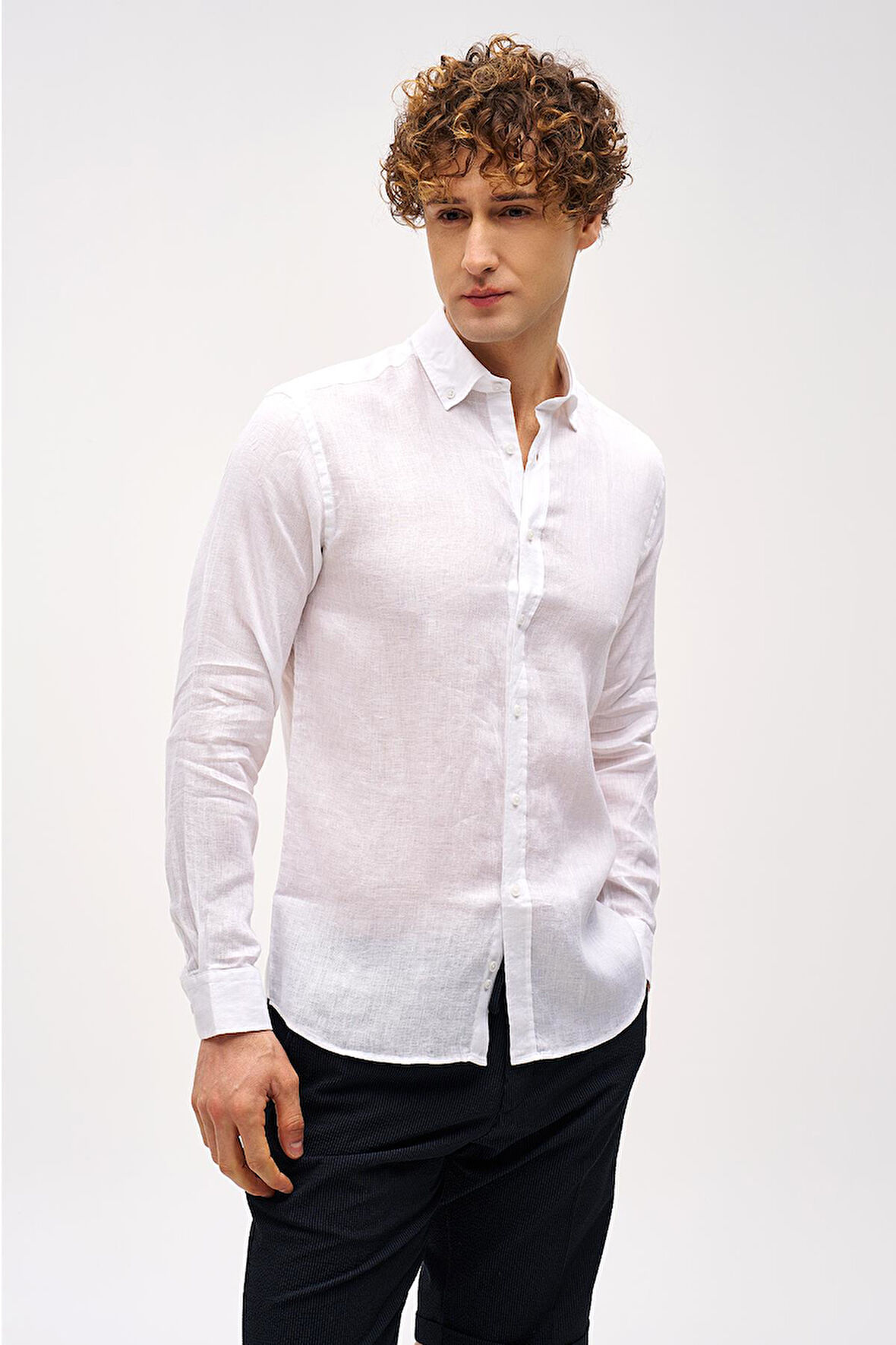 Beyaz Dynamic Fit Düğmeli Yaka Düz Uzun Kollu Cepsiz %100 Keten Gömlek