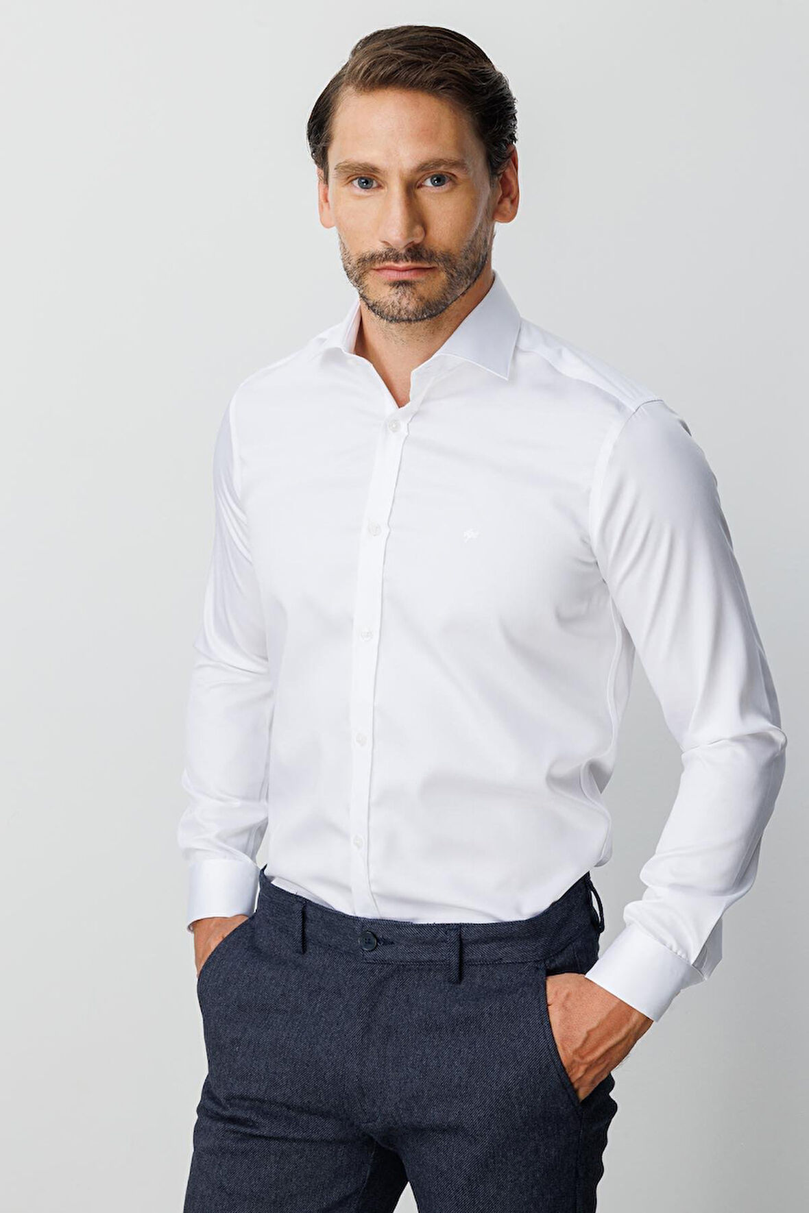 Beyaz Slim Fit Dar Kalıp Klasik Yaka Düz Uzun Kollu Cepsiz %100 Pamuk Gömlek