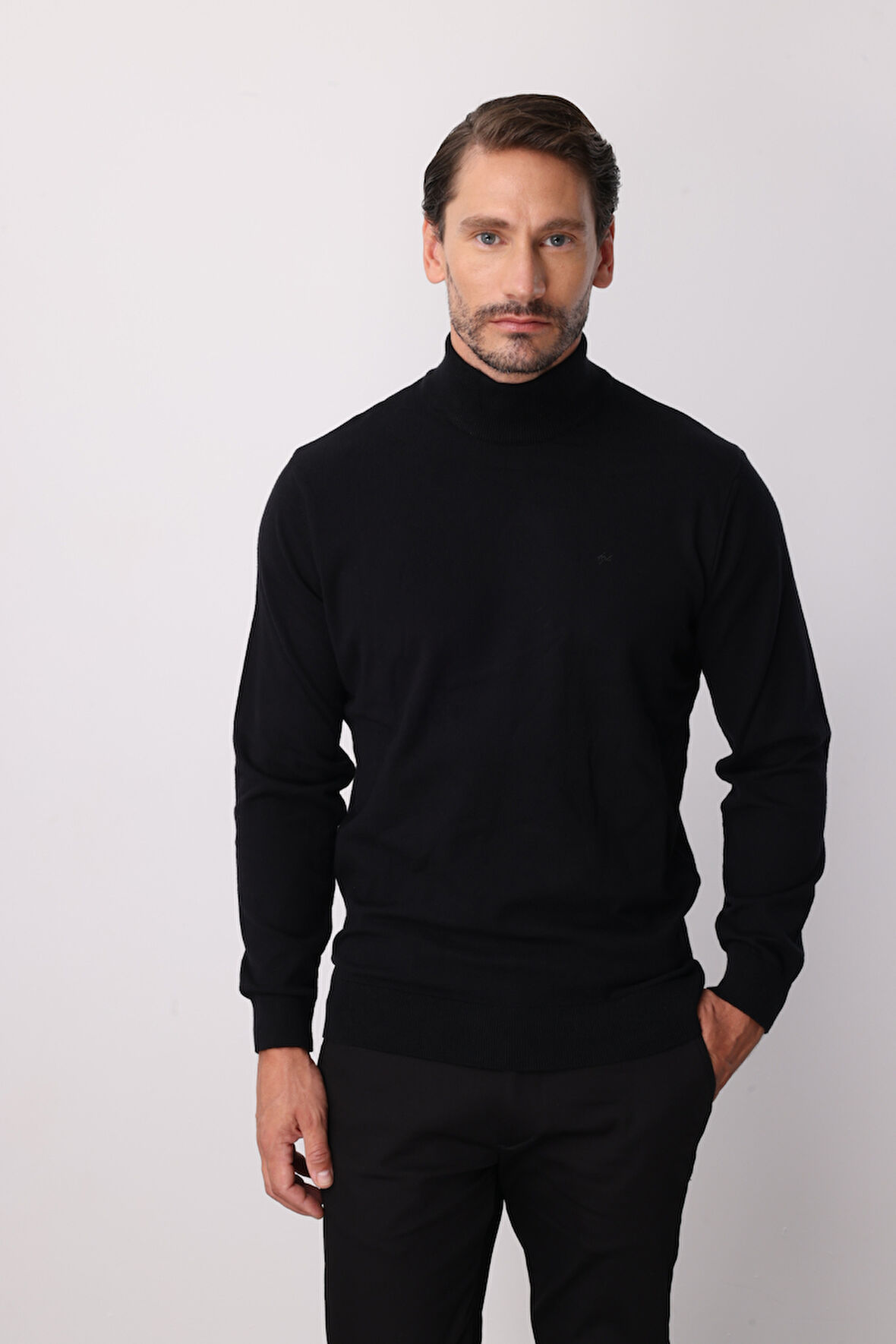 Siyah Standart Fit Dar Kalıp Yarım Balıkçı  Düz  Triko