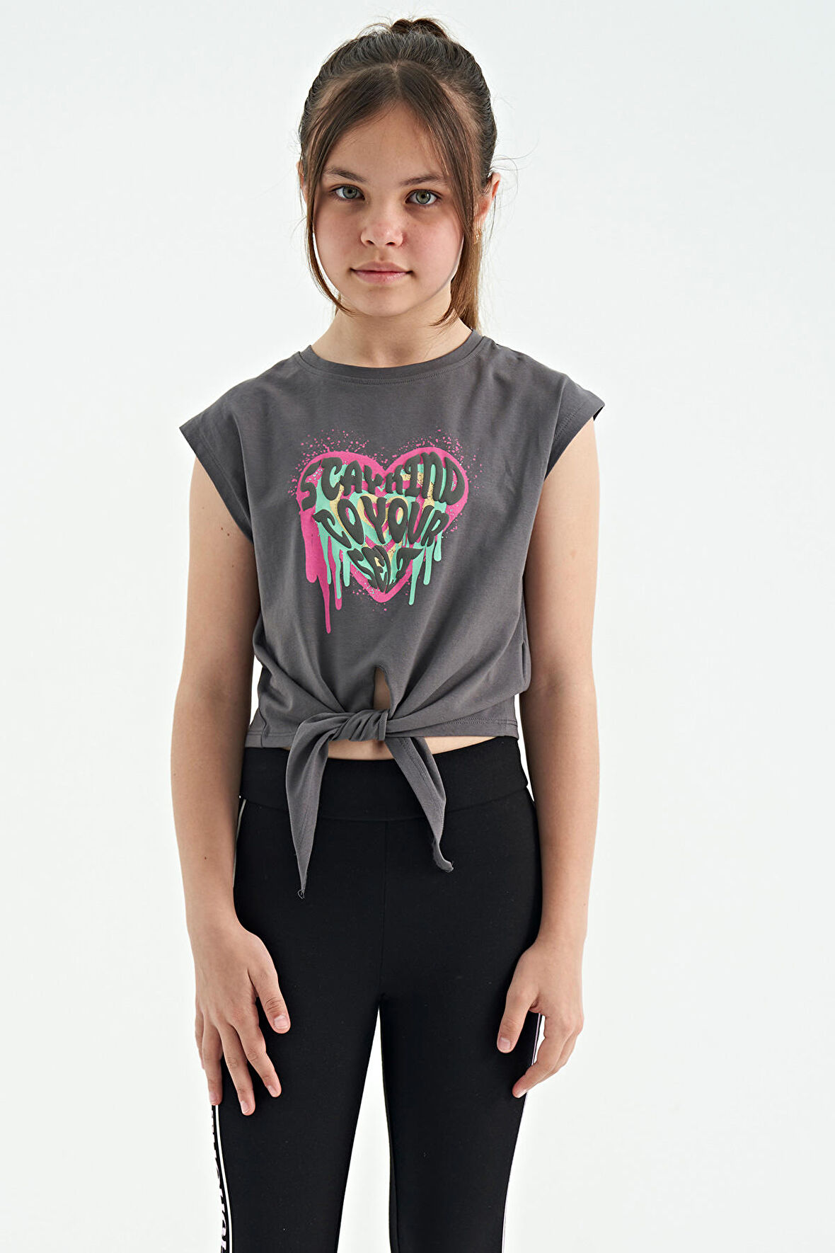 Koyu Gri Kalp Baskılı Ön Düğüm Detaylı Rahat Form Kız Çocuk T-Shirt - 75114 | 12-13 Yaş