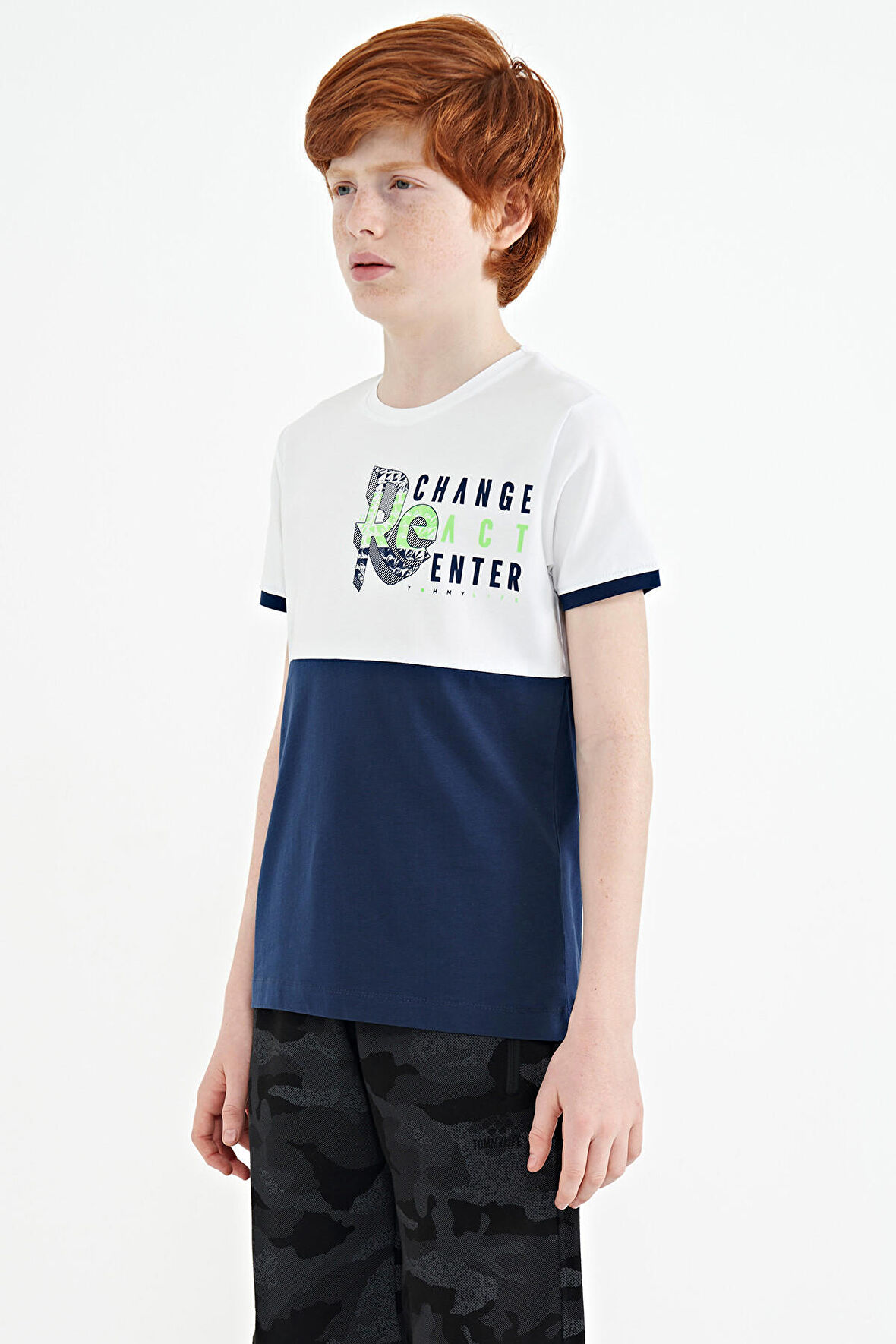 Beyaz Baskı Detaylı Renk Bloklu Standart Kalıp O Yaka Erkek Çocuk T-Shirt - 11107