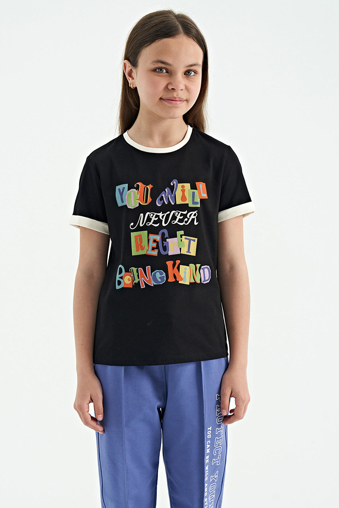 Siyah Renkli Yazı Detaylı O Yaka Rahat Form Kız Çocuk T-Shirt - 75109 | 10-11 Yaş