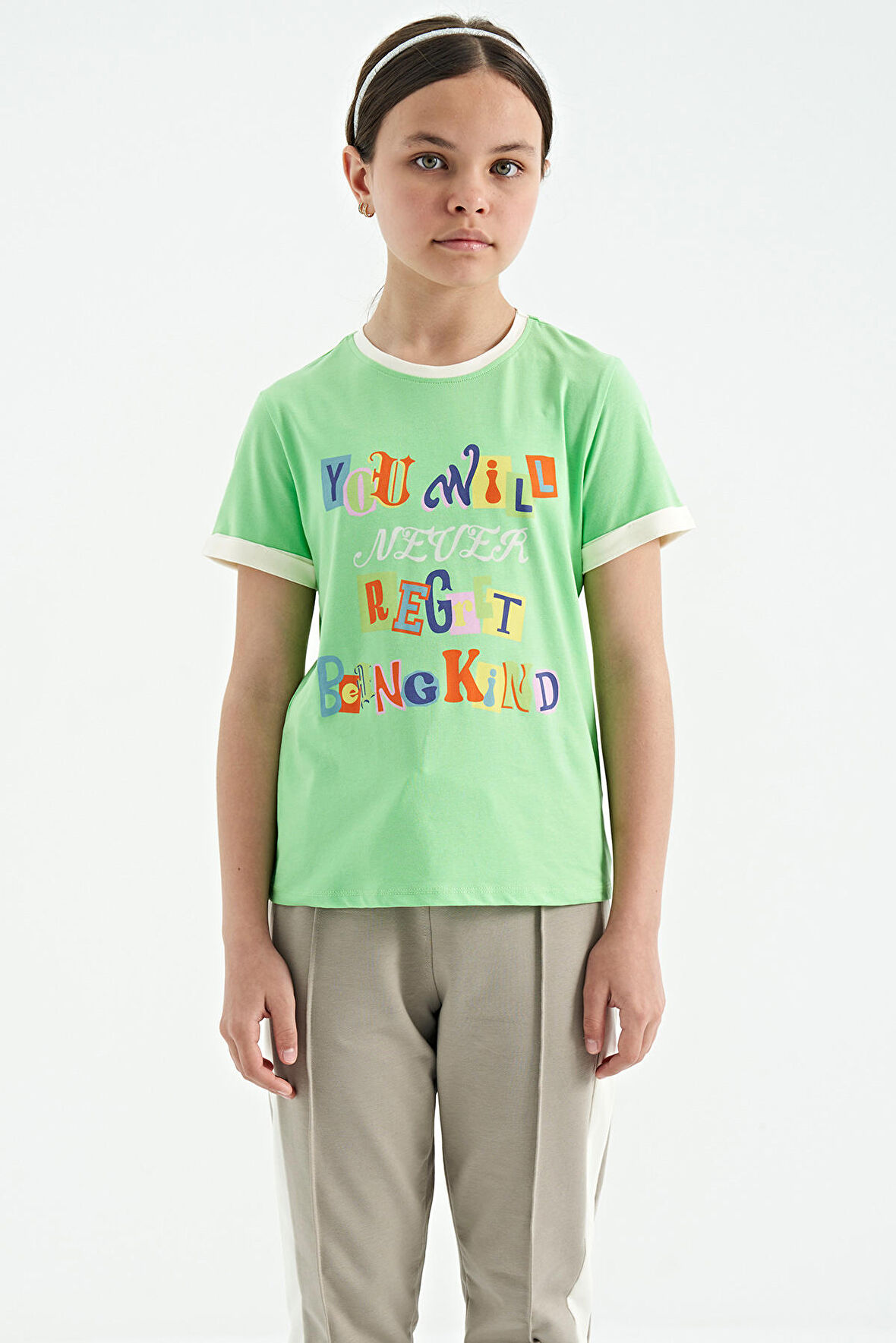 Neon Yeşil Renkli Yazı Detaylı O Yaka Rahat Form Kız Çocuk T-Shirt - 75109 | 9-10 Yaş