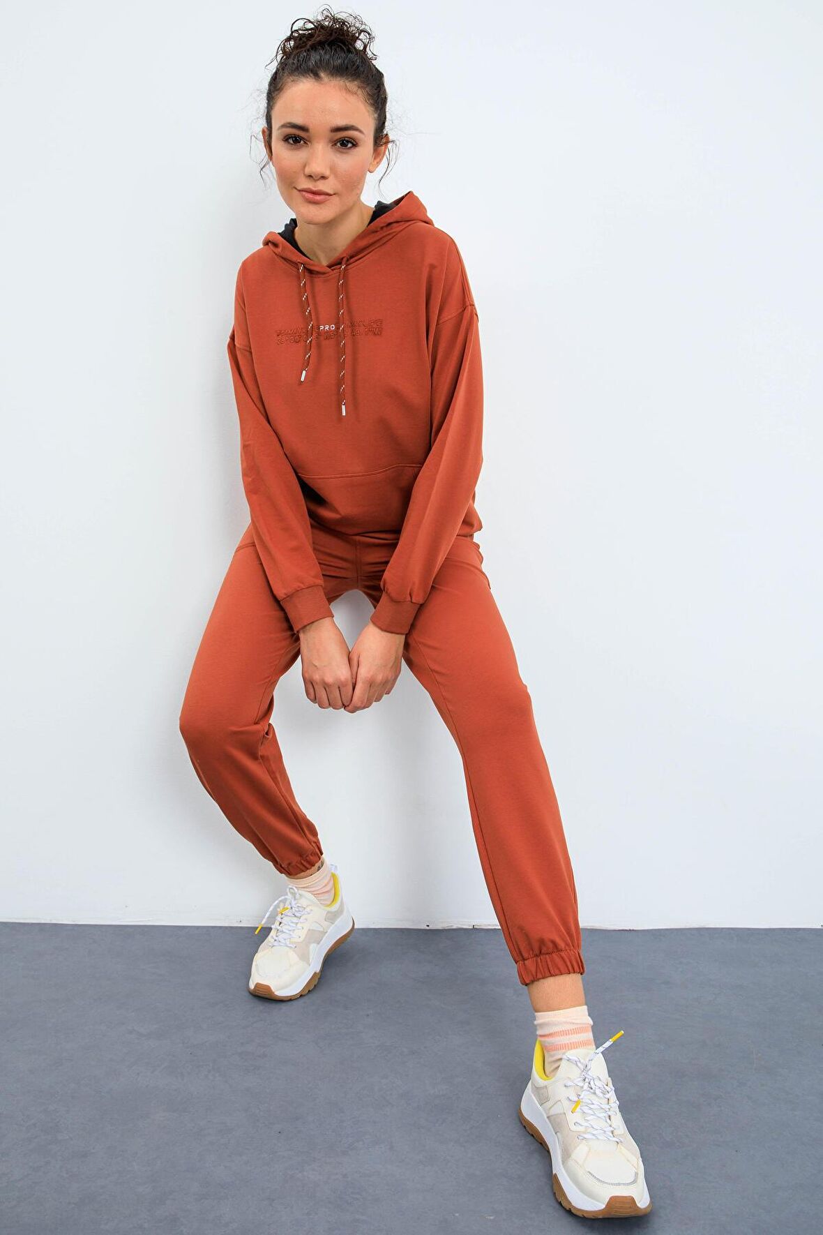 Tarçın Kapüşonlu Kanguru Cep Oversize Lastik Paça Kadın Eşofman Takımı - 95288 | M