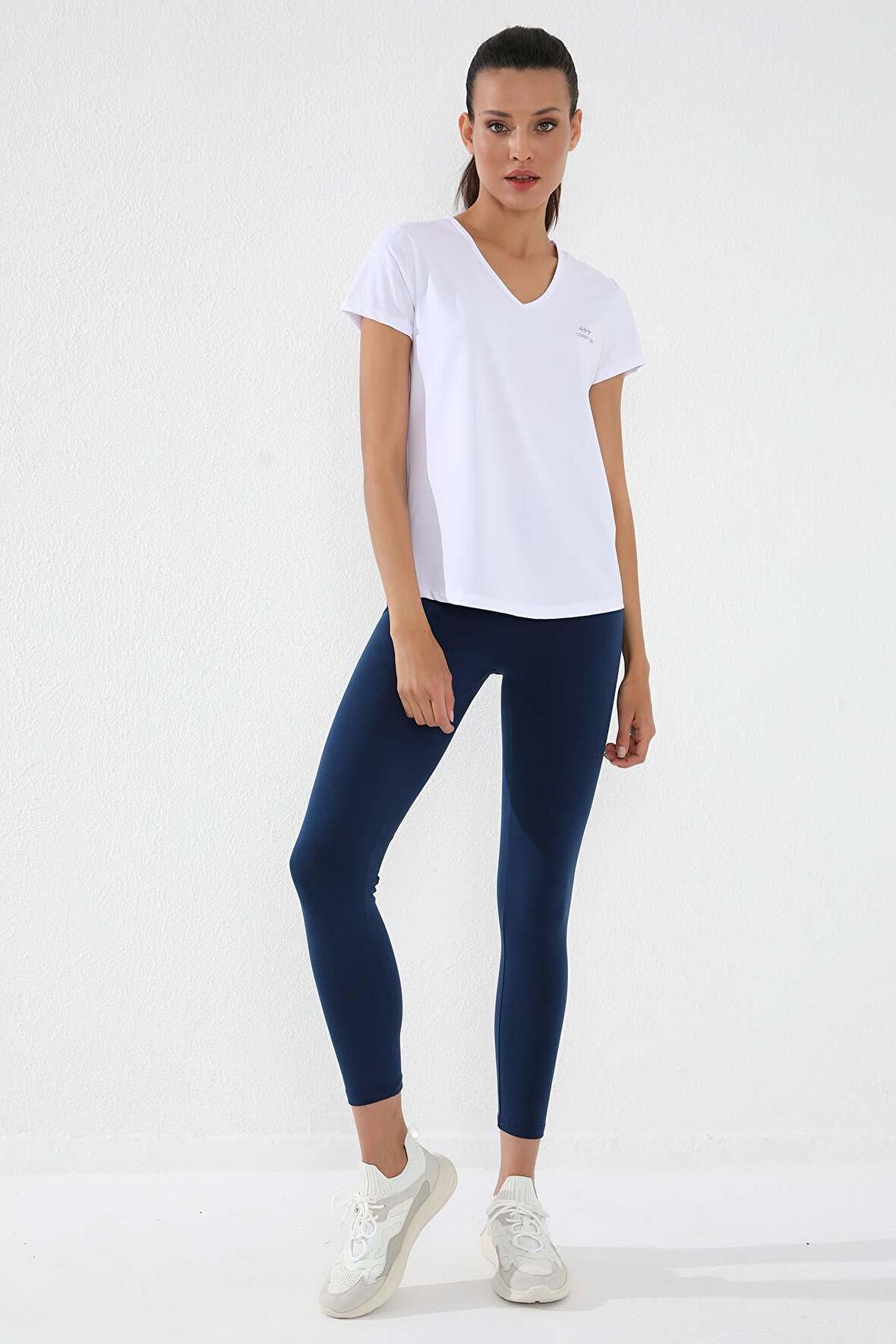Beyaz Basic Kısa Kol Standart Kalıp V Yaka Kadın T-Shirt - 97145 | M