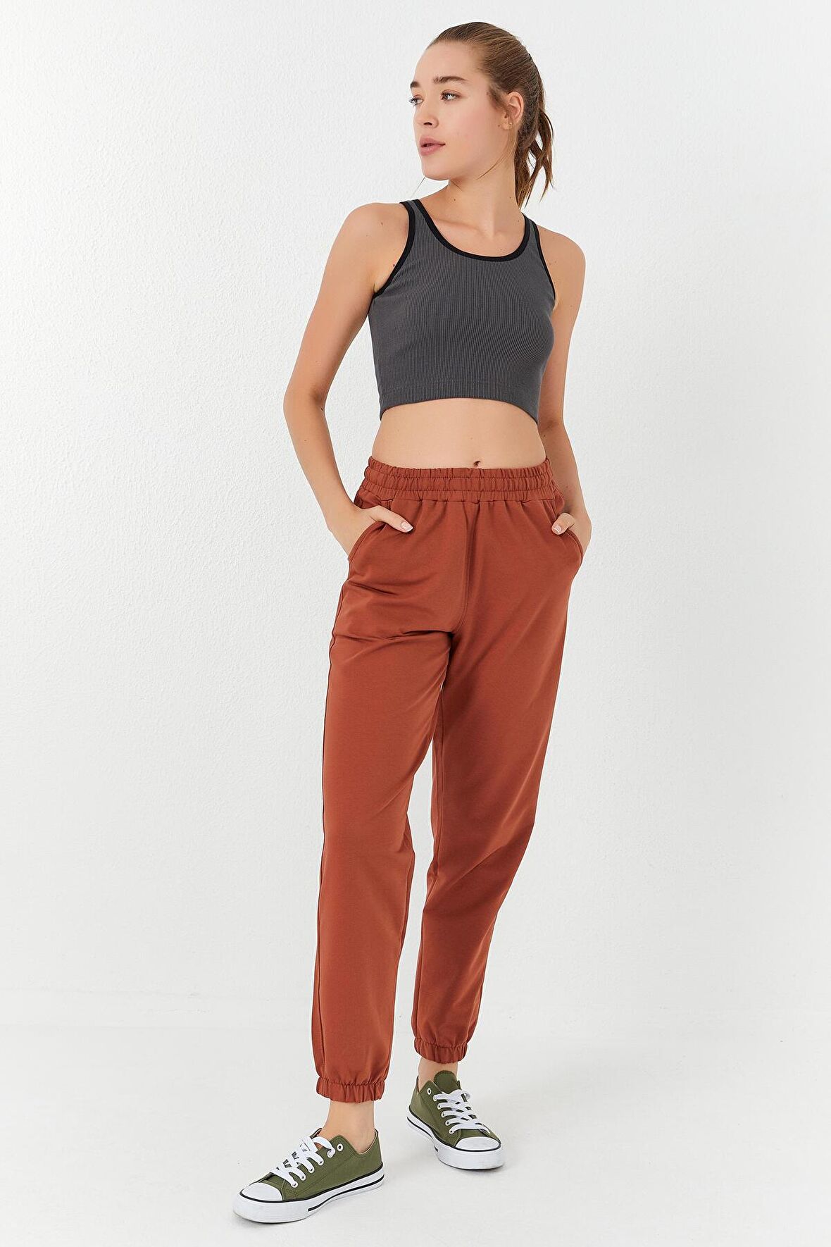 Antrasit Basic Sıfır Kol Dar Kalıp U Yaka Kadın Crop Top - 97160 | M
