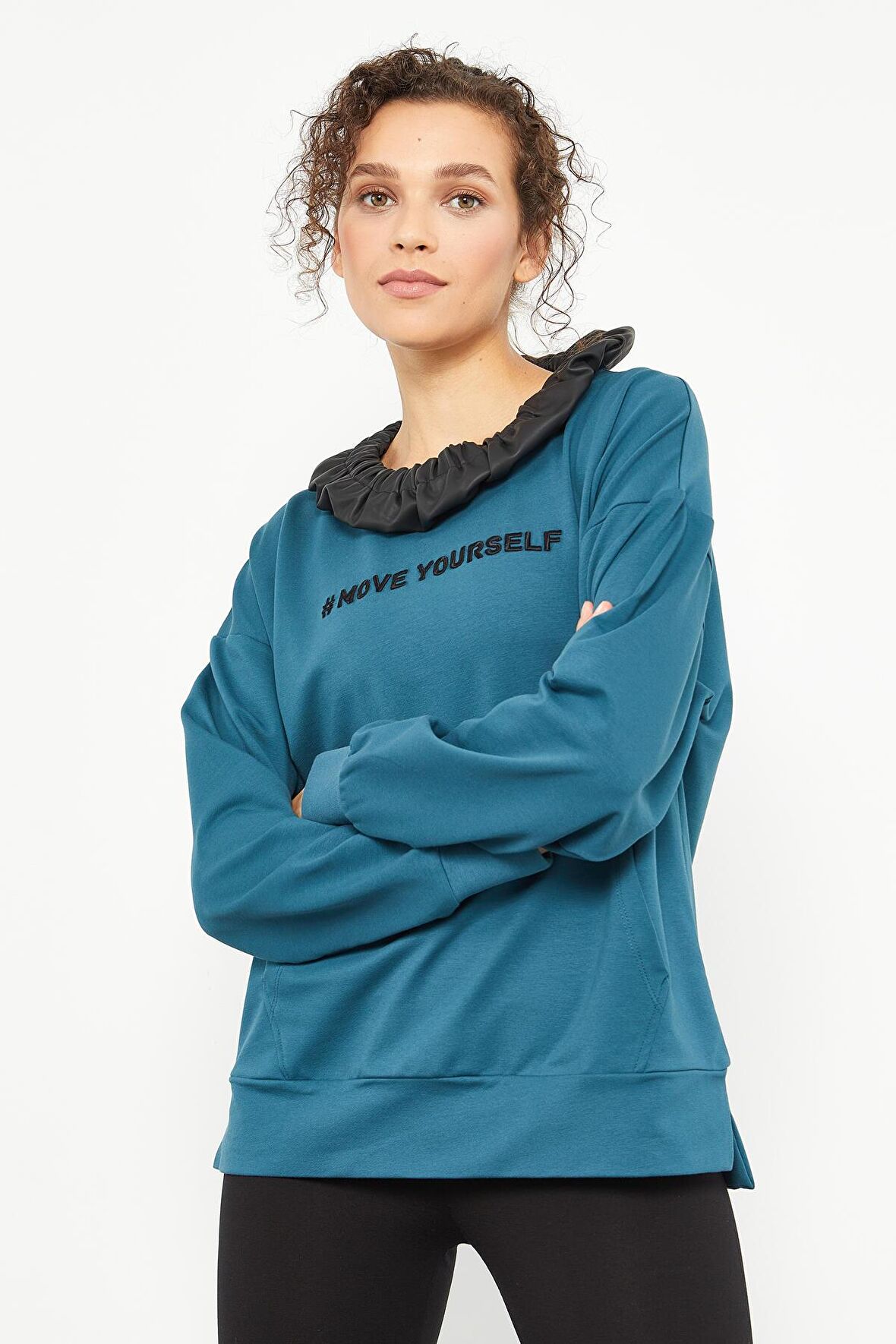Zümrüt Kadın Büzgülü Deri Detaylı Kanguru Cep Kadın Oversize Sweatshirt - 97161 | XS