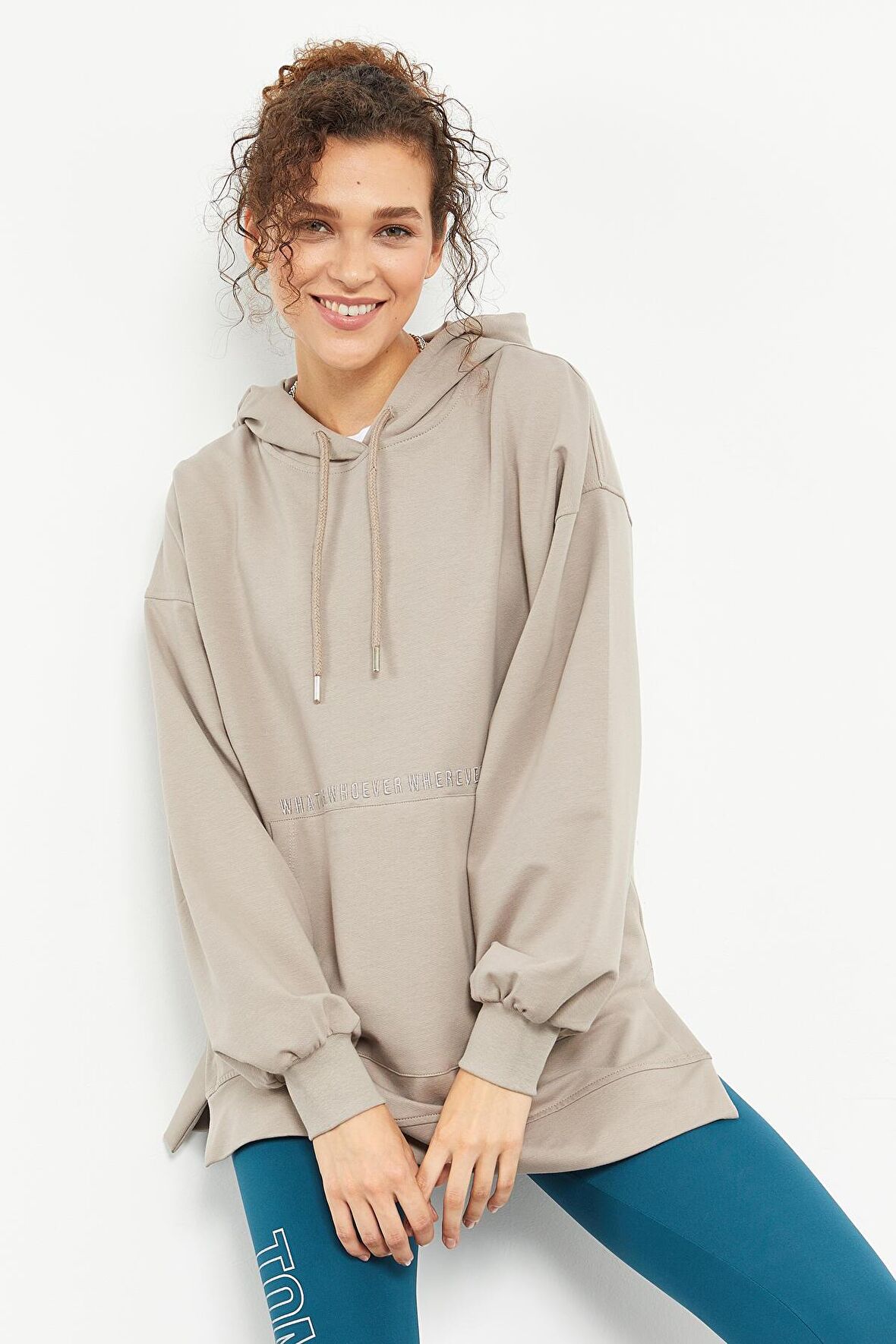 Koyu Bej Balon Kol Yazı Nakışlı Kadın Oversize Tunik Sweatshirt - 97163 | M